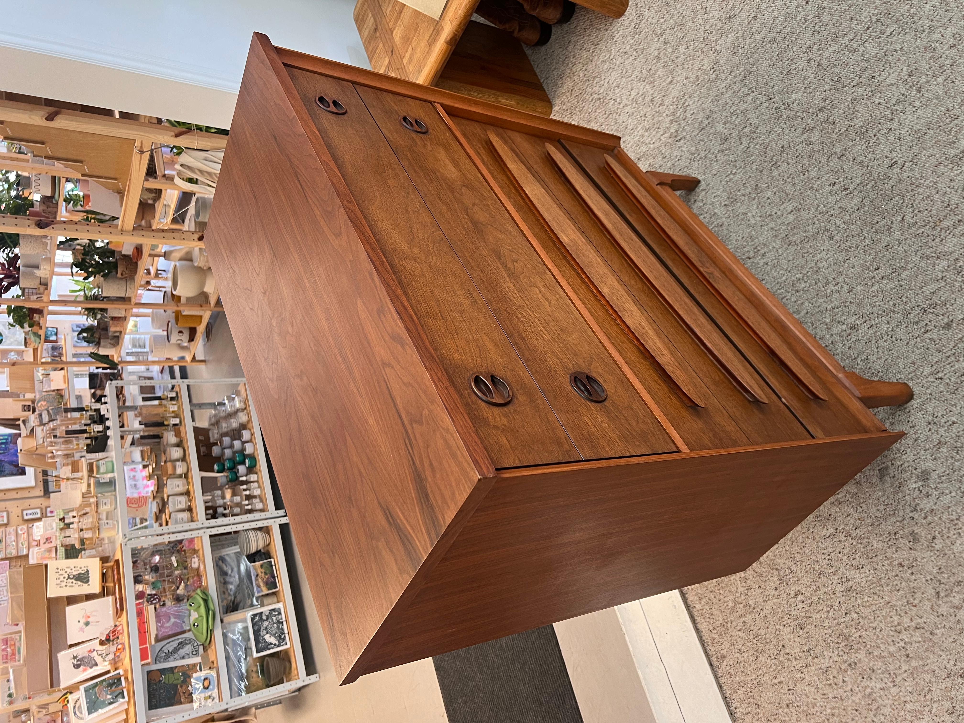 Vintage Mid Century Modern Walnut 4 and 9-Drawer Drawers Dovetailed (tiroirs à queue d'aronde) en vente 4