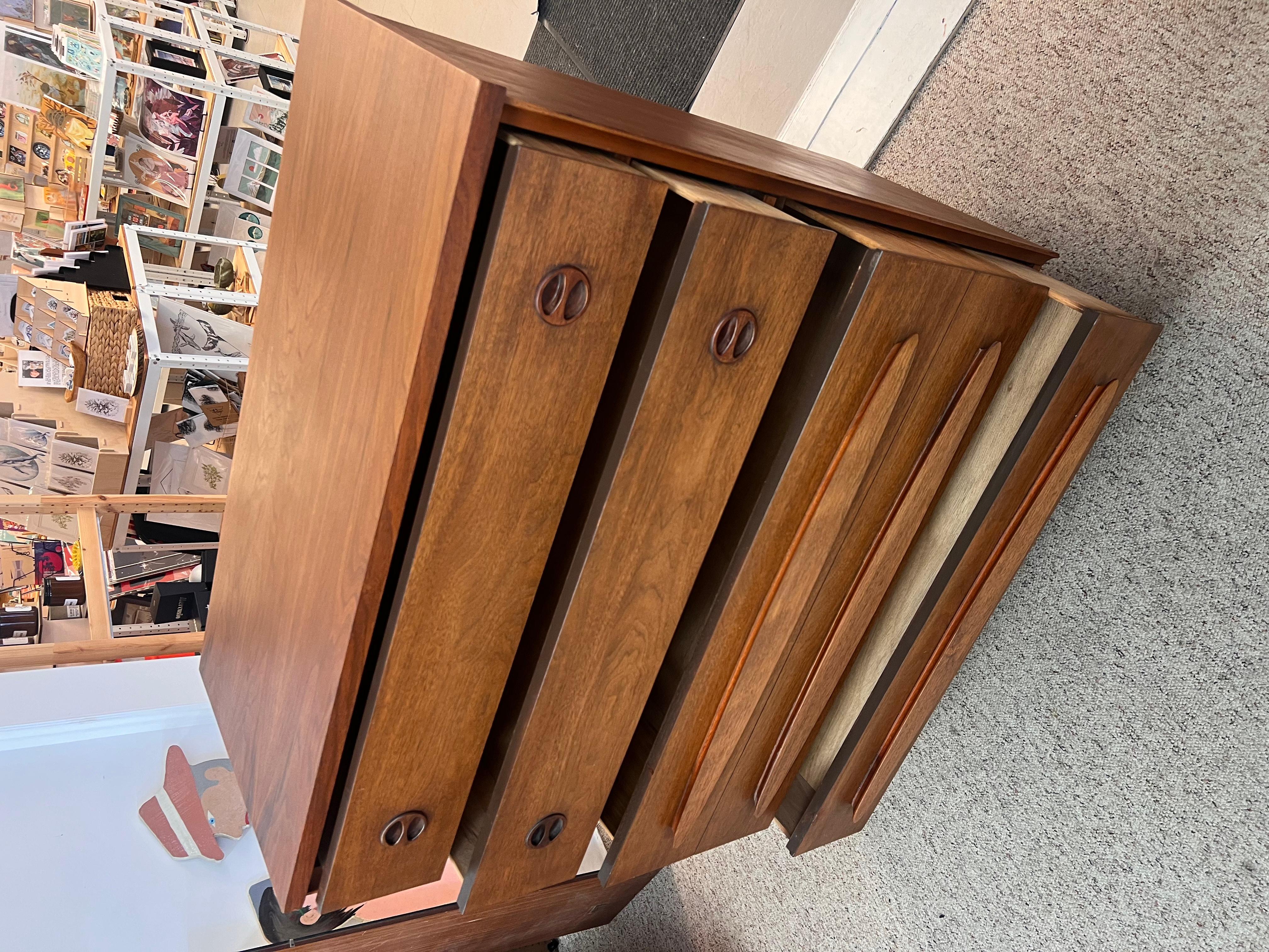 Vintage Mid Century Modern Walnut 4 and 9-Drawer Drawers Dovetailed (tiroirs à queue d'aronde) en vente 5