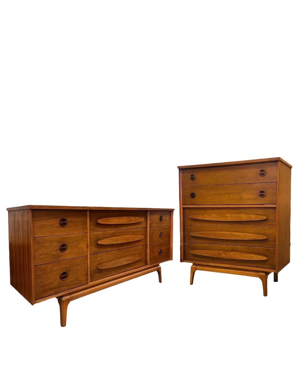  Ensemble de commodes vintage en noyer du milieu du siècle dernier comprenant une commode à quatre tiroirs et une commode à neuf tiroirs. L'armoire repose sur une base à châssis et des pieds effilés. Les tiroirs sont montés en queue d'aronde et sont