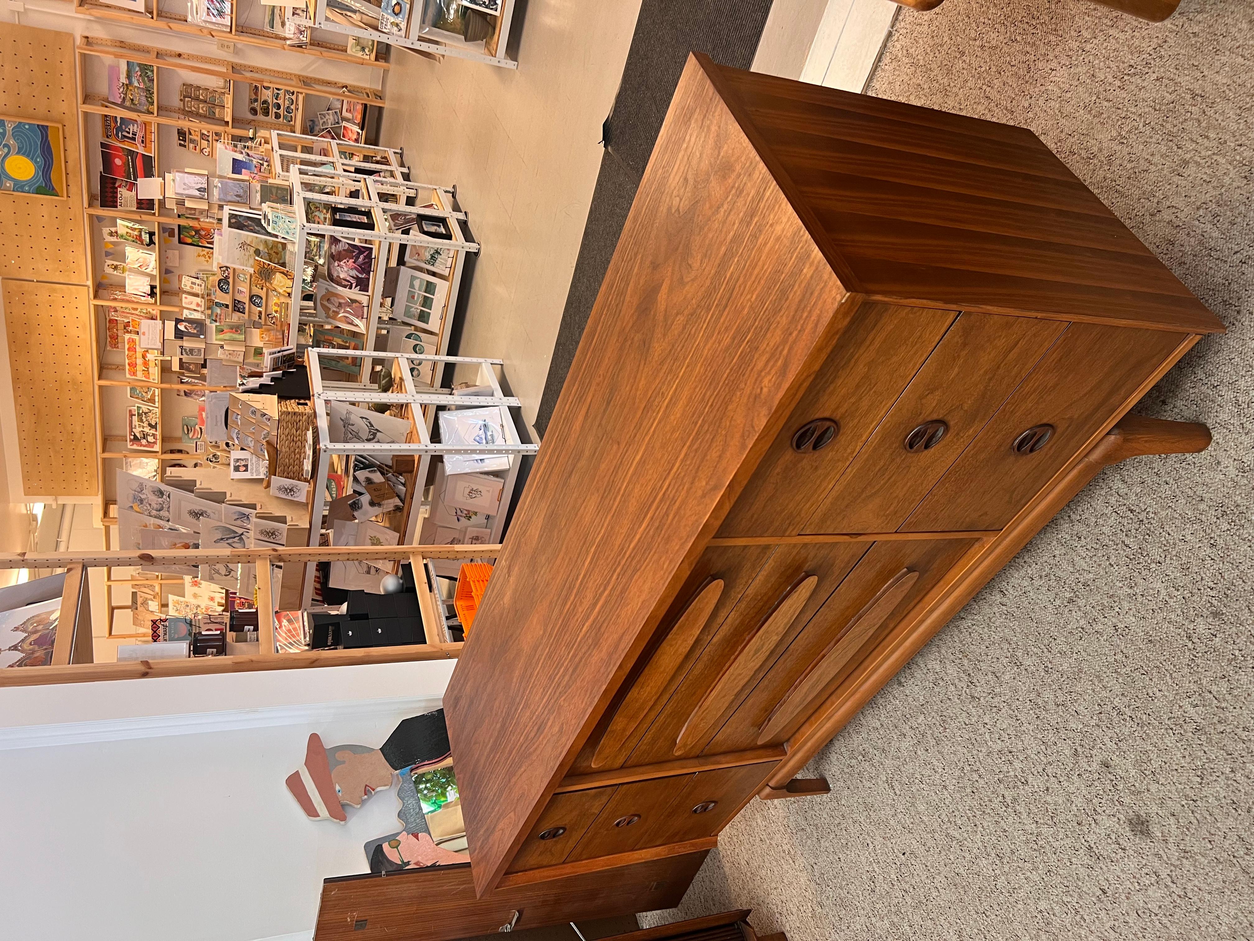 Mid-Century Modern Vintage Mid Century Modern Walnut 4 and 9-Drawer Drawers Dovetailed (tiroirs à queue d'aronde) en vente