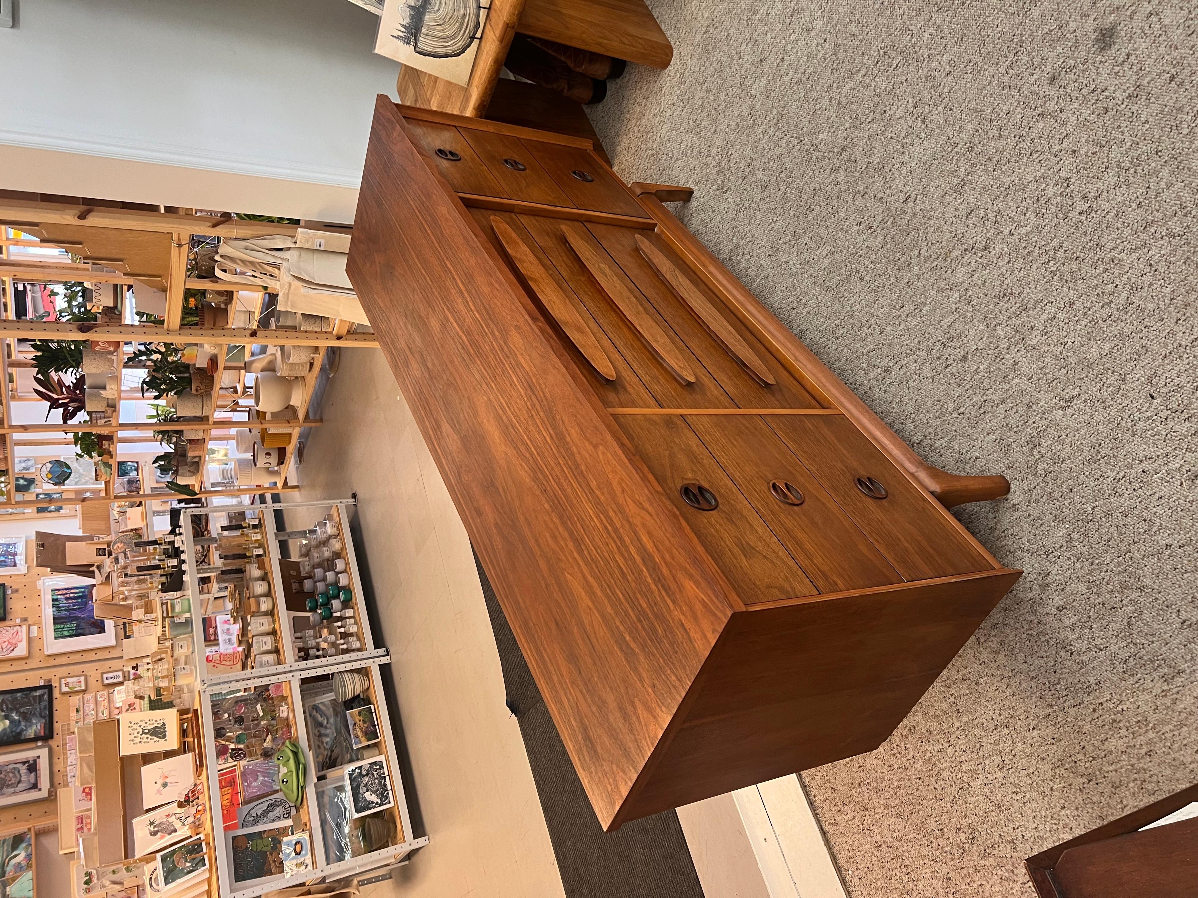 Noyer Vintage Mid Century Modern Walnut 4 and 9-Drawer Drawers Dovetailed (tiroirs à queue d'aronde) en vente