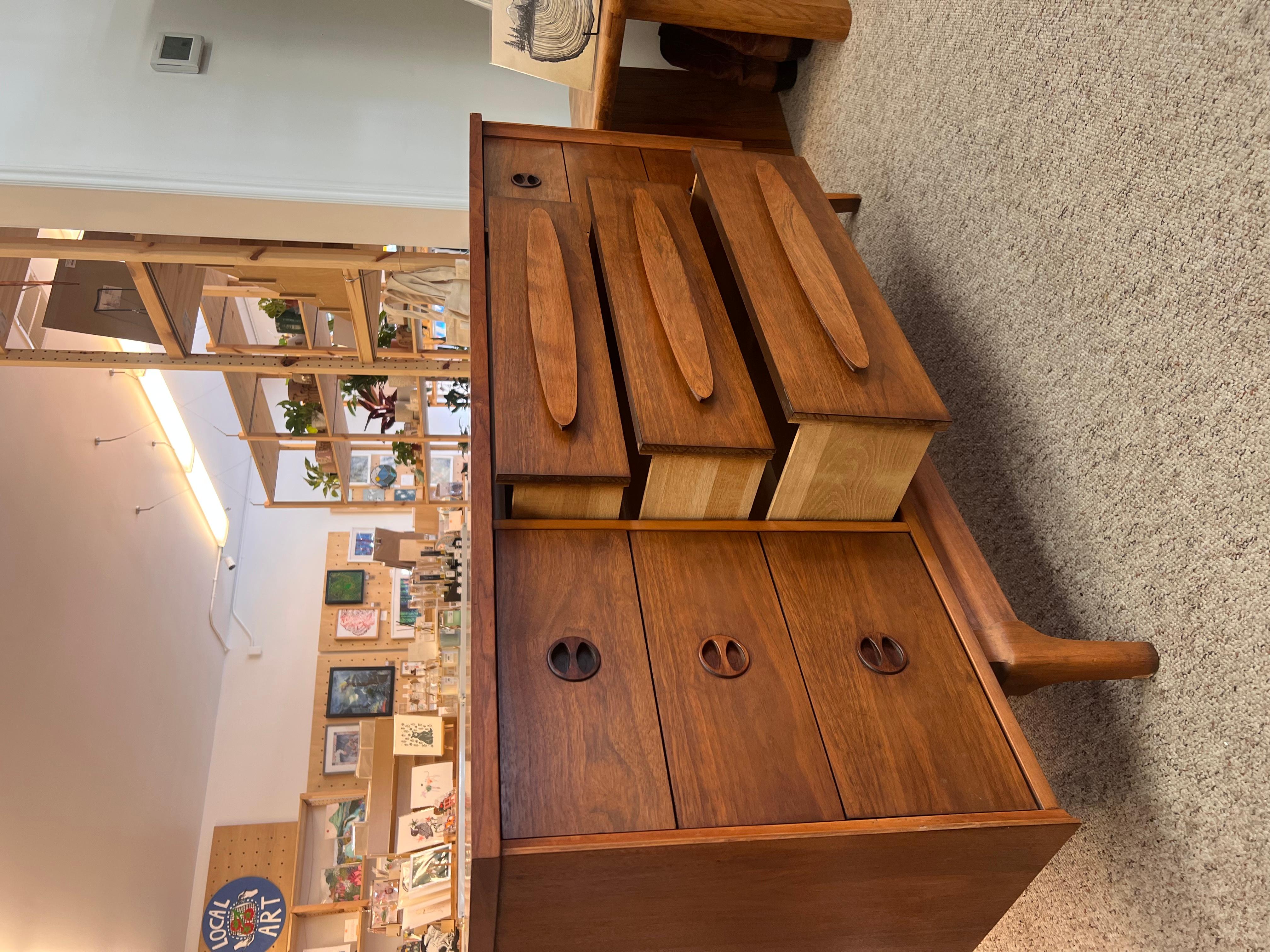 Vintage Mid Century Modern Walnut 4 and 9-Drawer Drawers Dovetailed (tiroirs à queue d'aronde) en vente 1