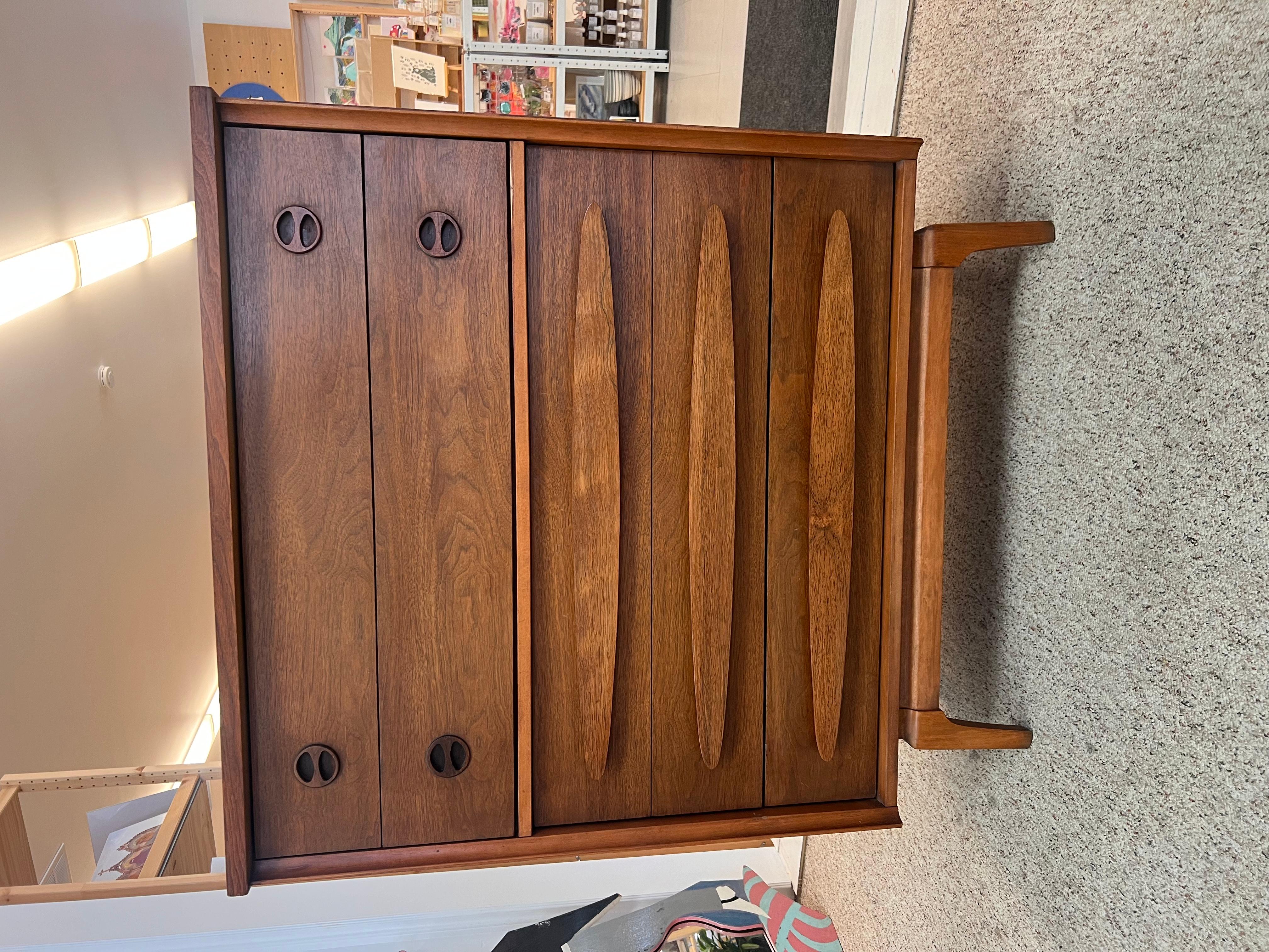 Vintage Mid Century Modern Walnut 4 and 9-Drawer Drawers Dovetailed (tiroirs à queue d'aronde) en vente 2