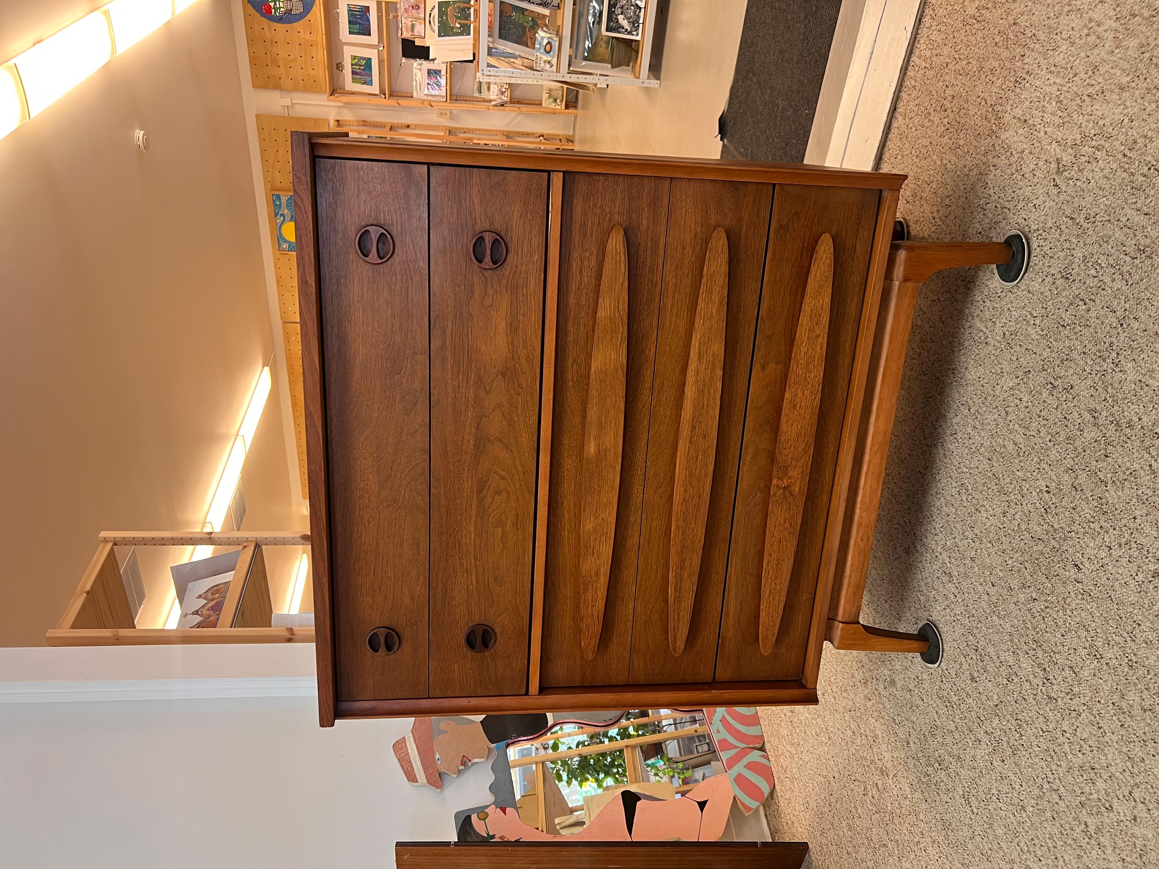 Vintage Mid Century Modern Walnut 4 and 9-Drawer Drawers Dovetailed (tiroirs à queue d'aronde) en vente 3
