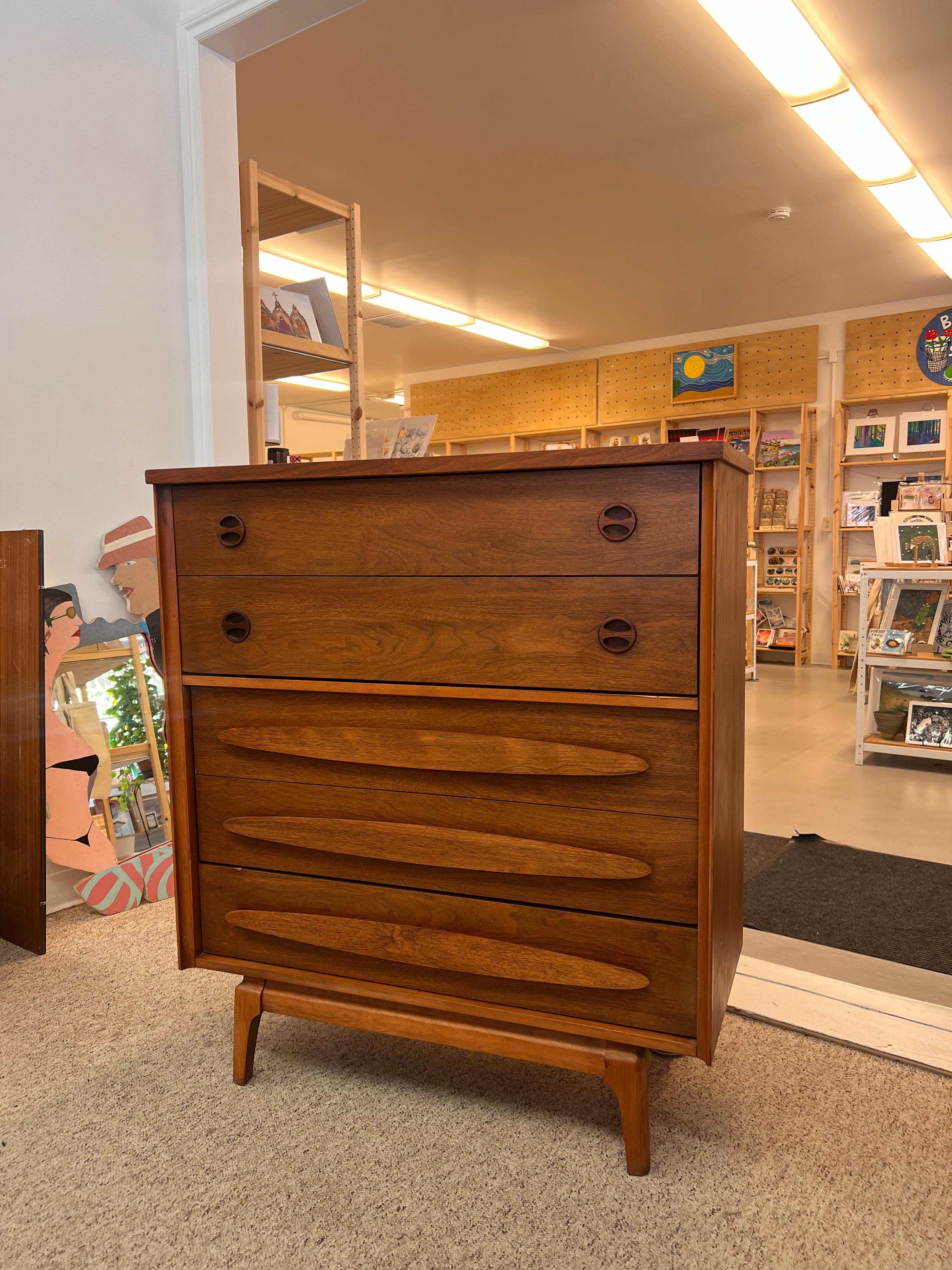 Cómoda Vintage Mid Century Modern Nogal 4 Cajones Cola de Paloma en Bueno estado para la venta en Seattle, WA