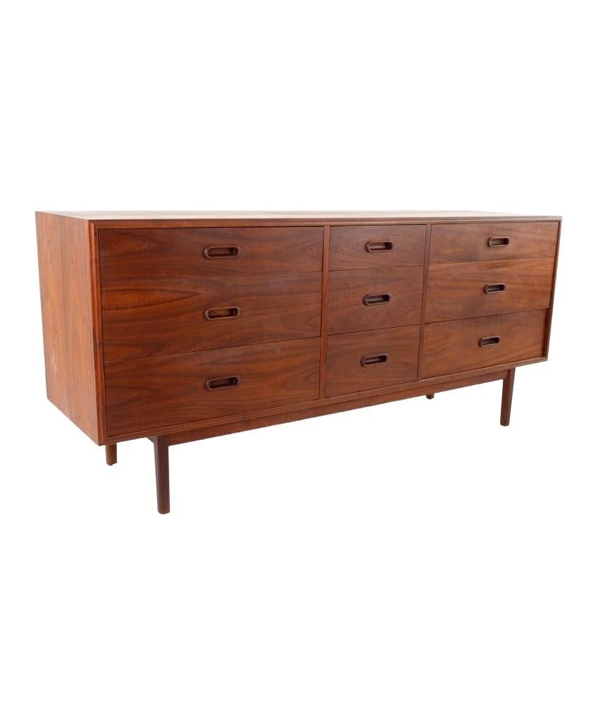 Vintage Mid-Century Modern Walnut 9 drawer dresser by Jack Cartwright for Founders

Dimensions. 67 W ; 18 D ; 30 H.