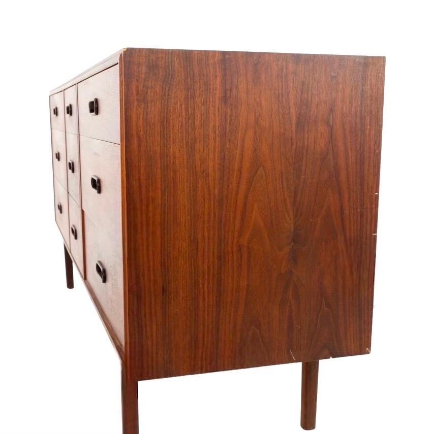 Vintage Mid-Century Modern Walnut 9 Drawer Dresser by Jack Cartwright  In Good Condition For Sale In Seattle, WA