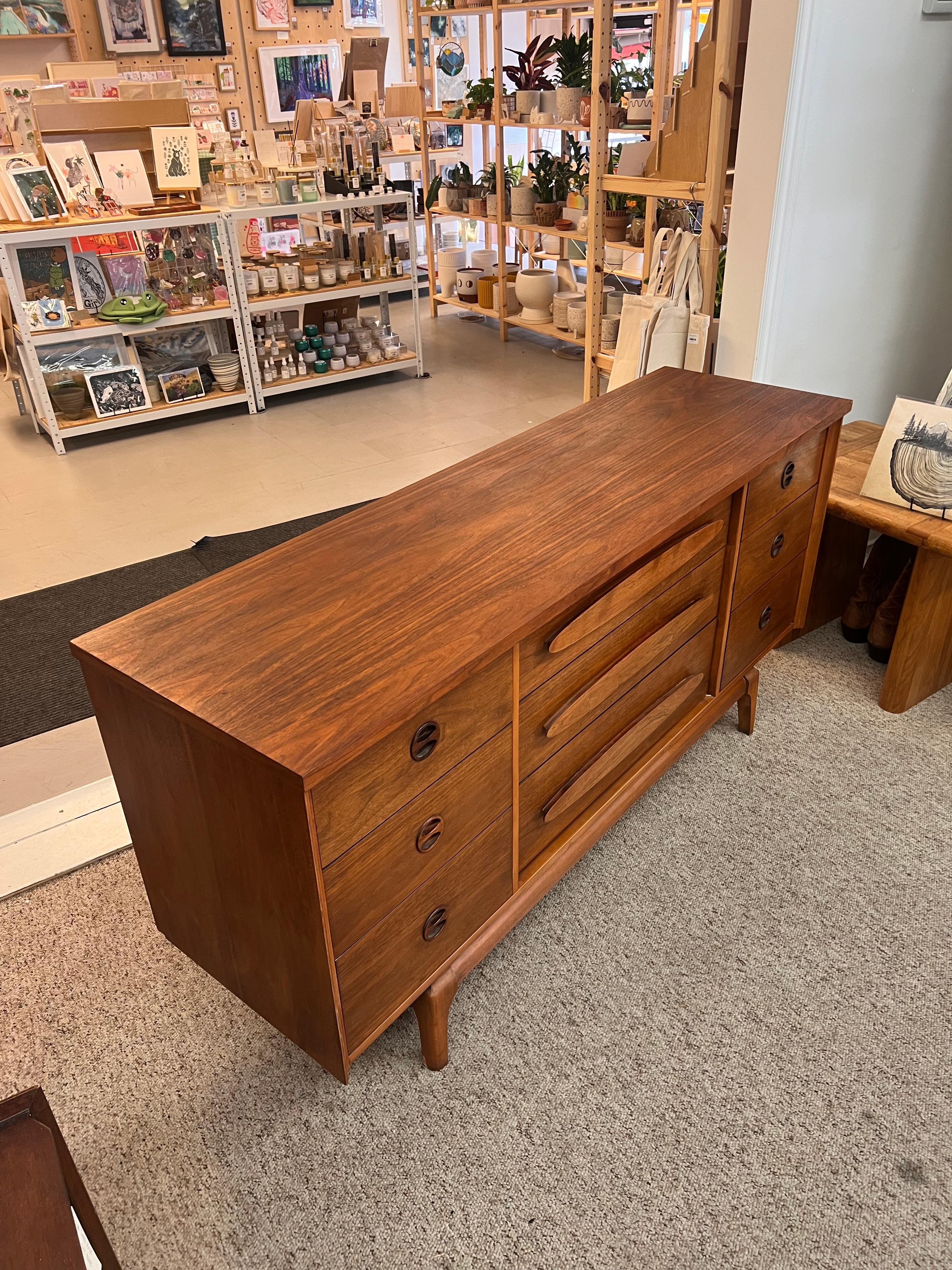 Vintage Mid Century Modern Walnut 9 Drawer Dresser Dovetailed Drawers (tiroirs à queue d'aronde) Bon état - En vente à Seattle, WA