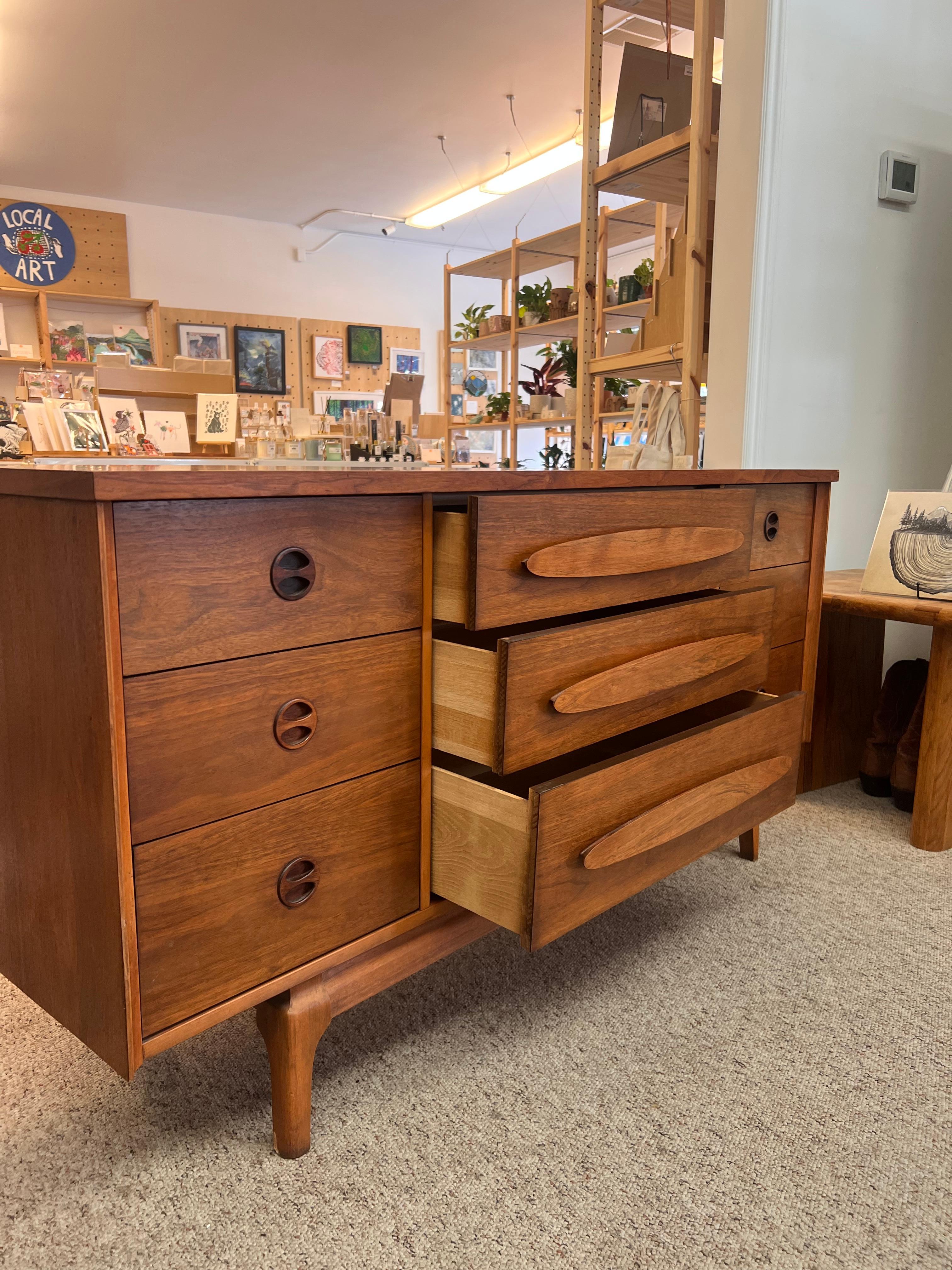Fin du 20e siècle Vintage Mid Century Modern Walnut 9 Drawer Dresser Dovetailed Drawers (tiroirs à queue d'aronde) en vente