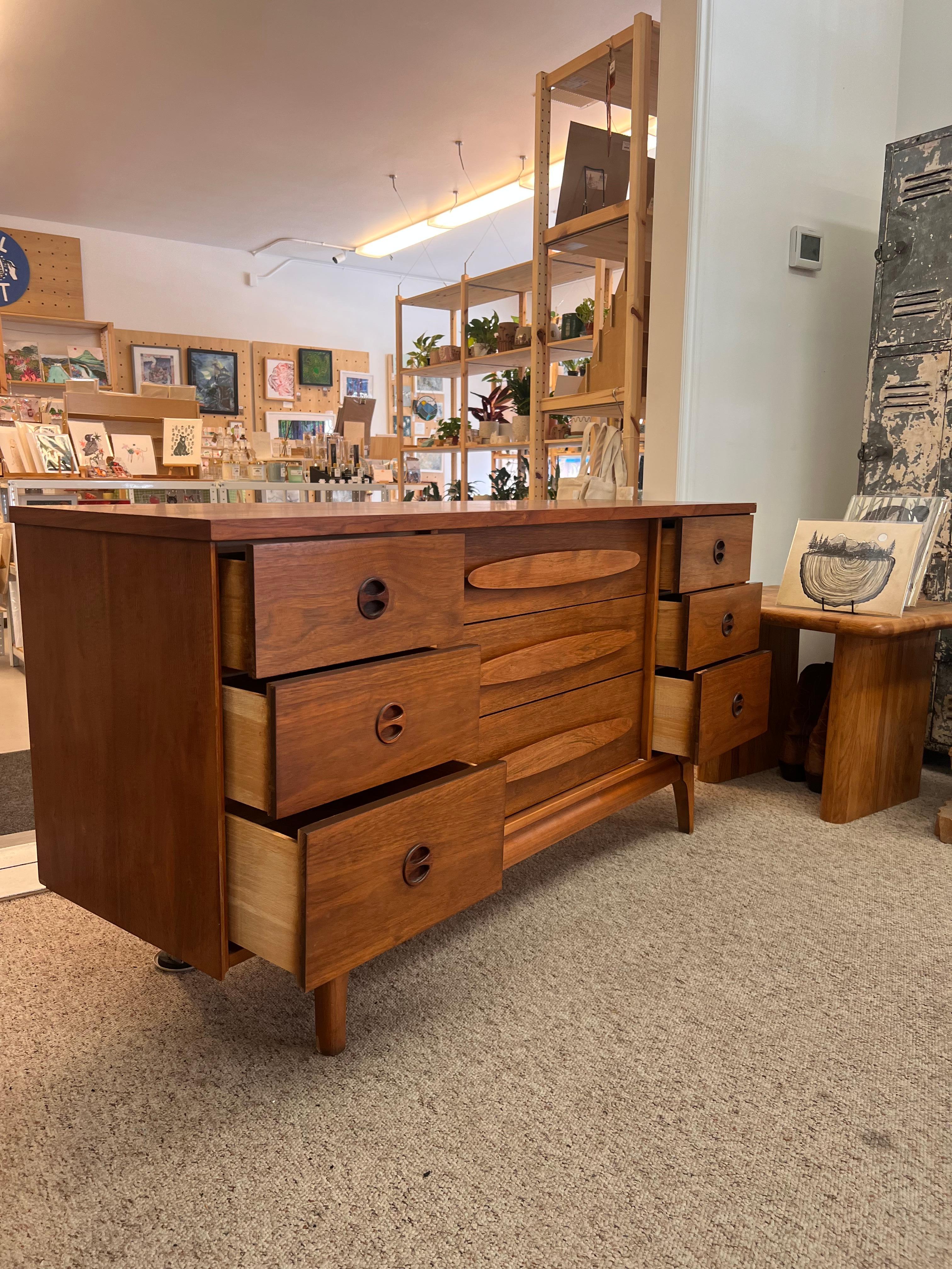 Bois Vintage Mid Century Modern Walnut 9 Drawer Dresser Dovetailed Drawers (tiroirs à queue d'aronde) en vente