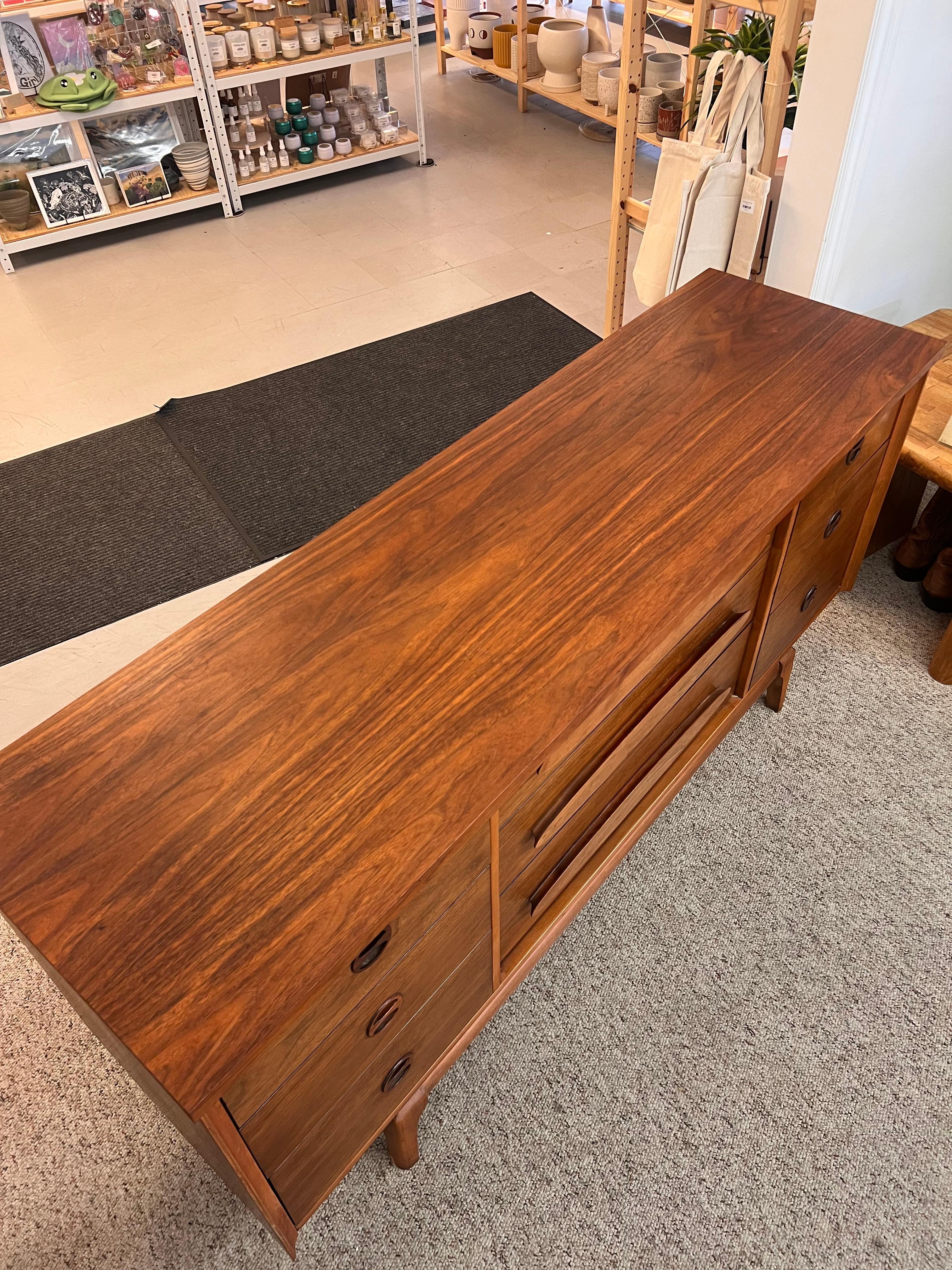 Vintage Mid Century Modern Walnut 9 Drawer Dresser Dovetailed Drawers (tiroirs à queue d'aronde) en vente 1