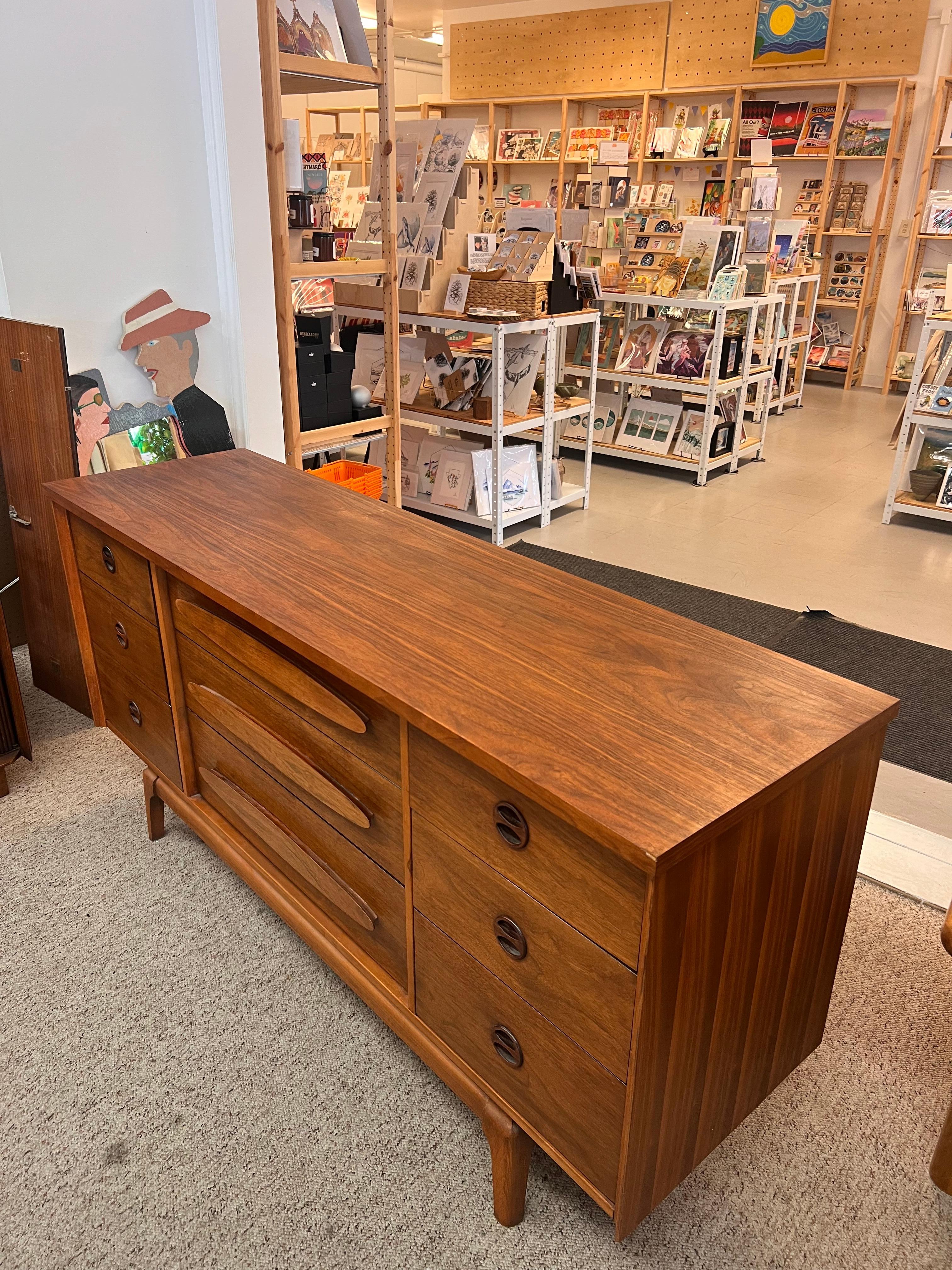 Vintage Mid Century Modern Walnut 9 Drawer Dresser Dovetailed Drawers (tiroirs à queue d'aronde) en vente 2