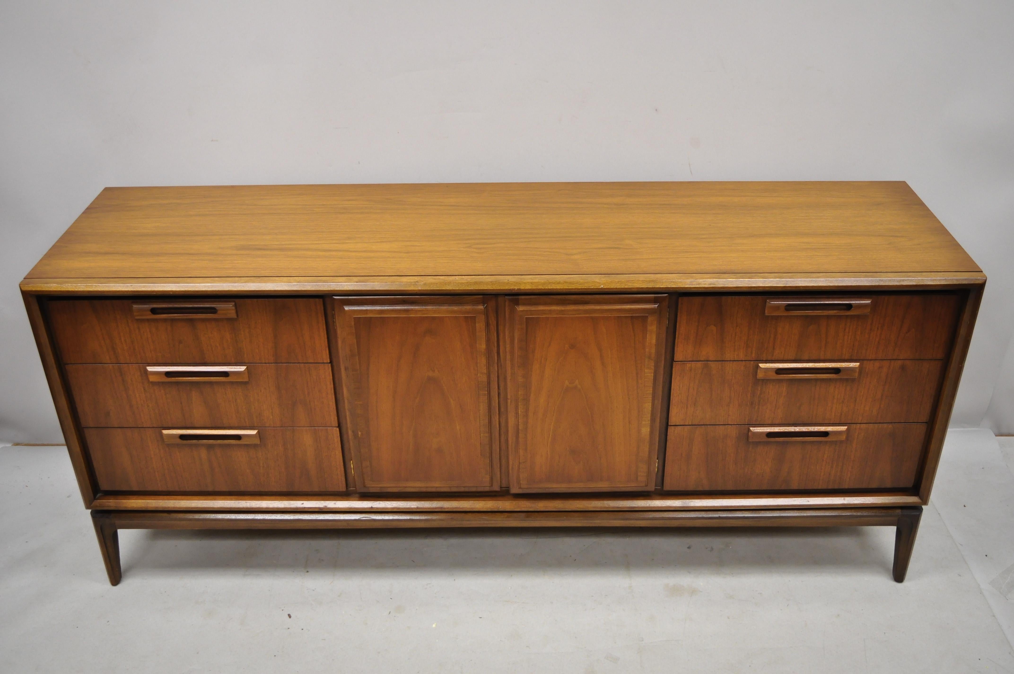 Vintage Mid-Century Modern walnut 9-drawer long dresser credenza by Randall house. Item features beautiful wood grain, 2 swing doors, original label, 9 dovetailed drawers, tapered legs, clean modernist lines, quality American craftsmanship, circa