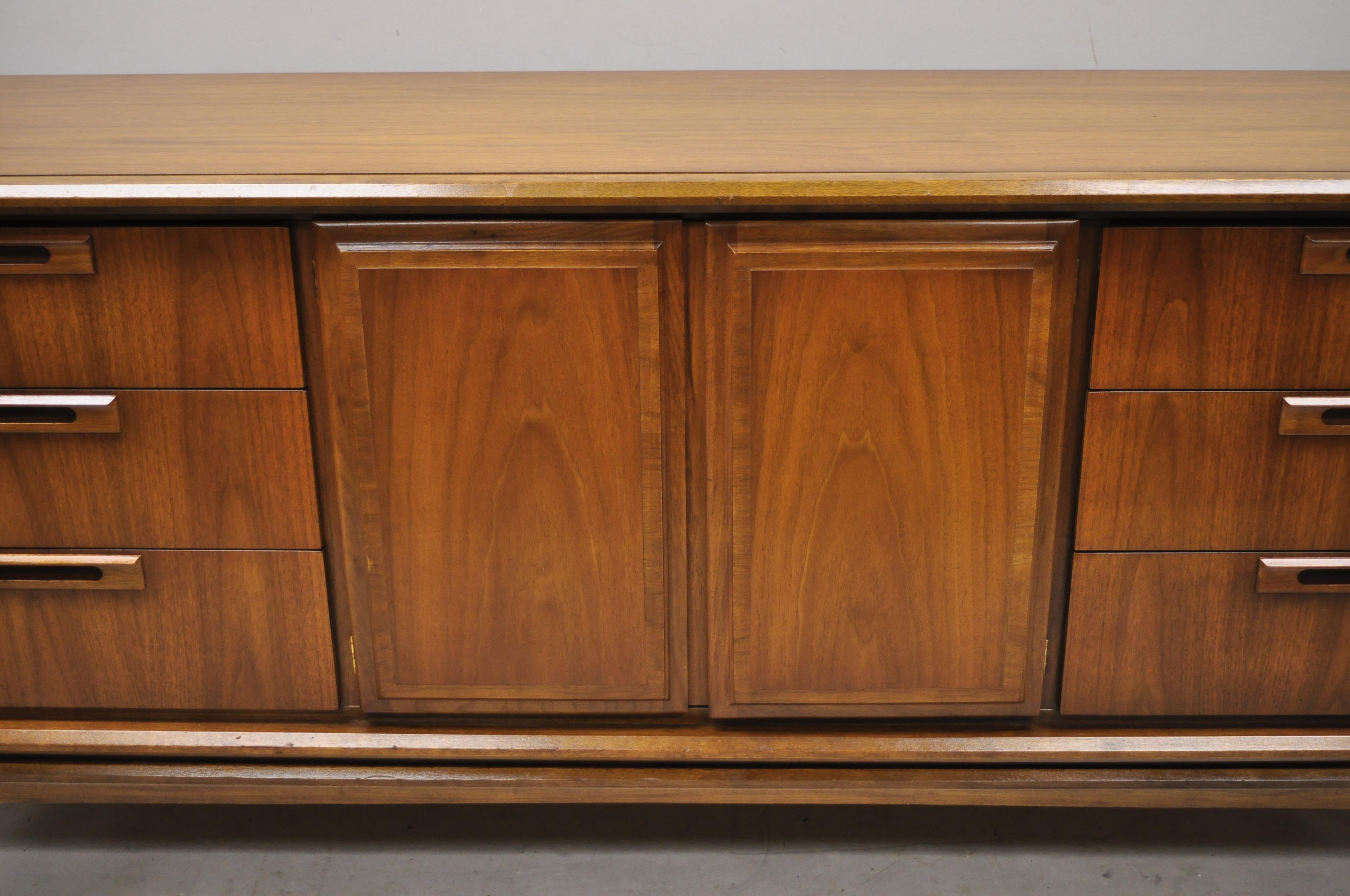 Veneer Vintage Mid-Century Modern Walnut 9-Drawer Long Dresser Credenza Randall House