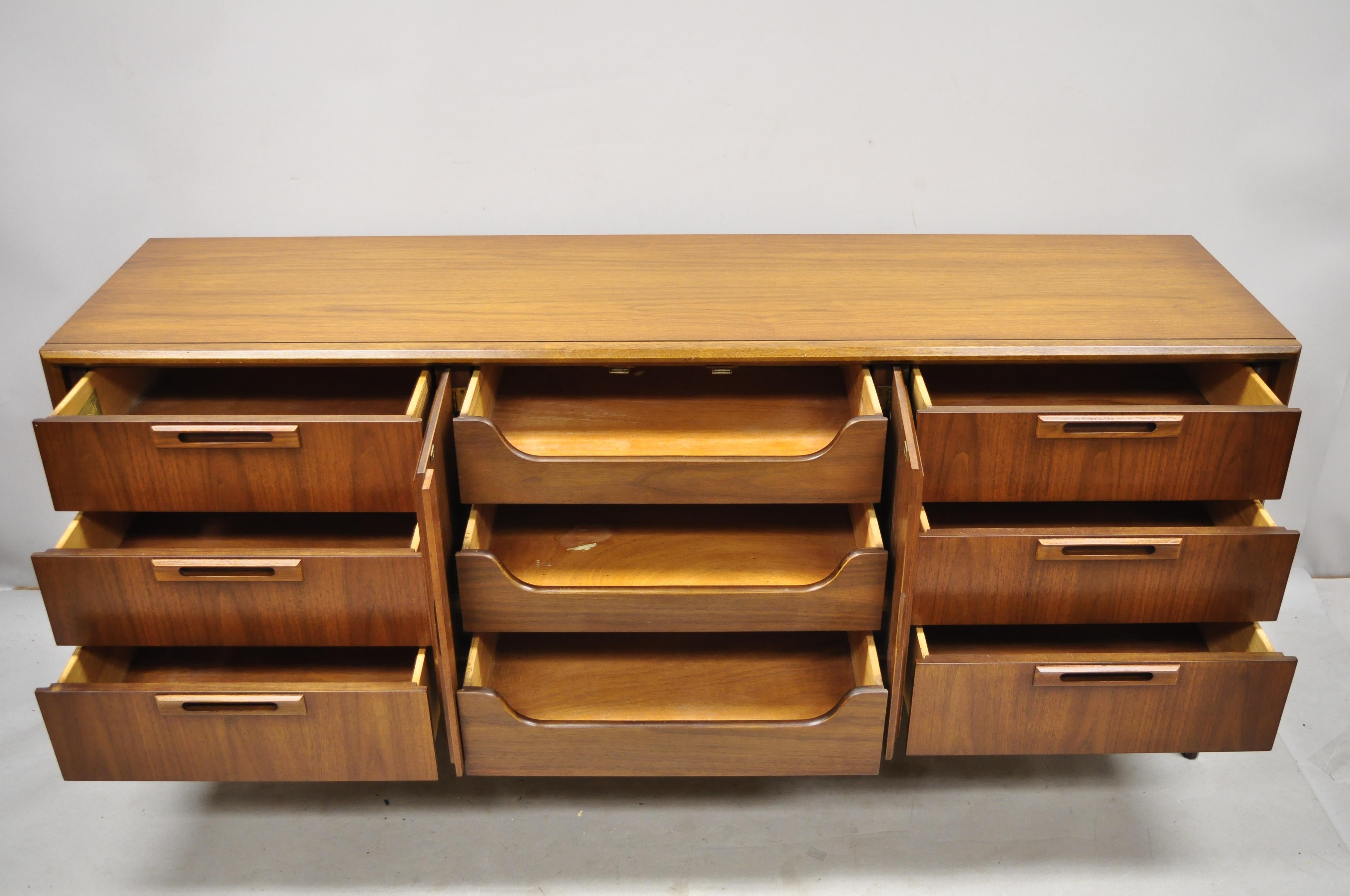 Vintage Mid-Century Modern Walnut 9-Drawer Long Dresser Credenza Randall House In Good Condition In Philadelphia, PA