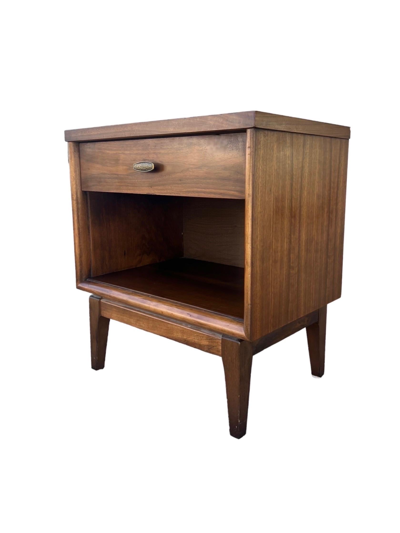 Vintage Mid Century Modern Walnut Accent Table Stand Dovetail Drawer In Good Condition For Sale In Seattle, WA