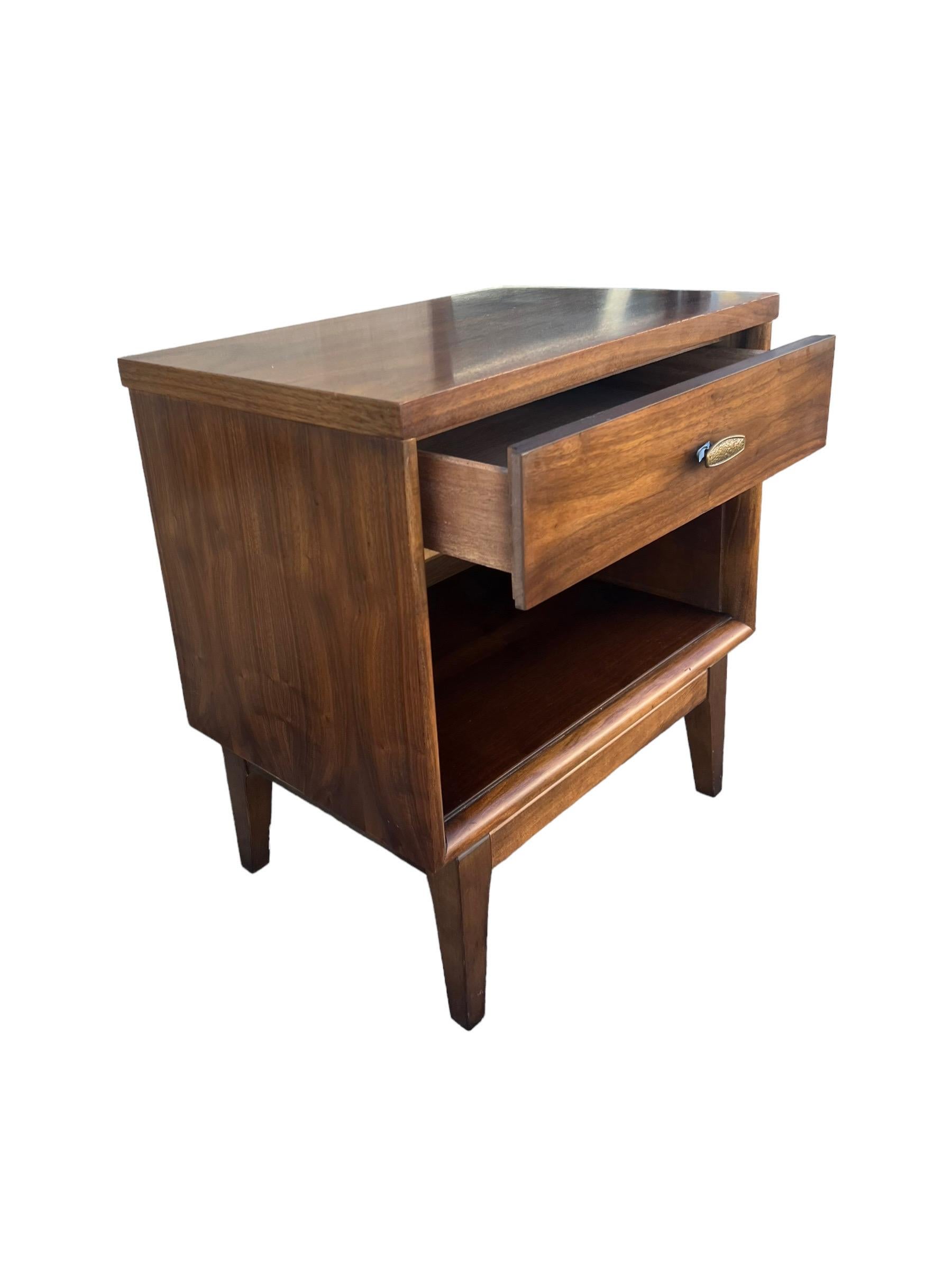 Vintage Mid Century Modern Walnut Accent Table Stand Dovetail Drawer For Sale 3