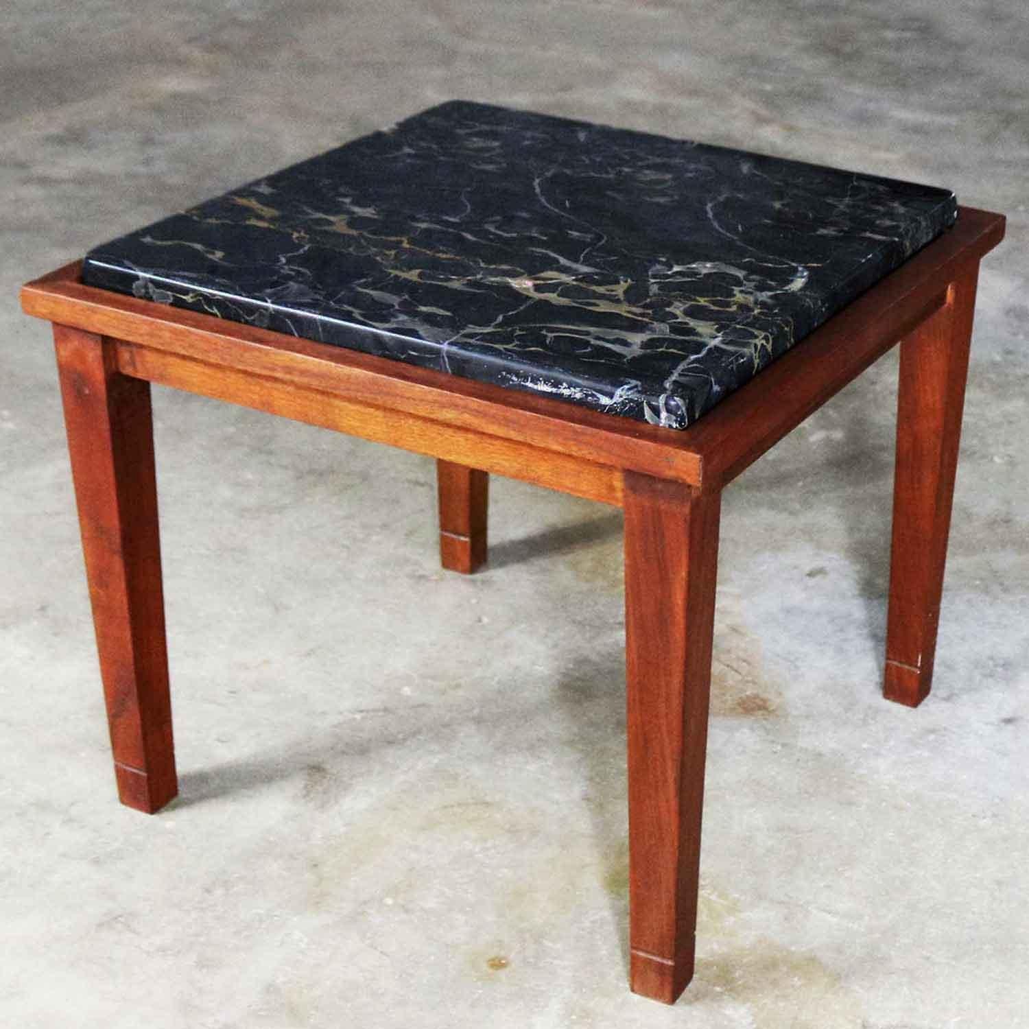 Table d'appoint ou d'extrémité carrée vintage en noyer et marbre noir de style mi-siècle moderne en vente 4