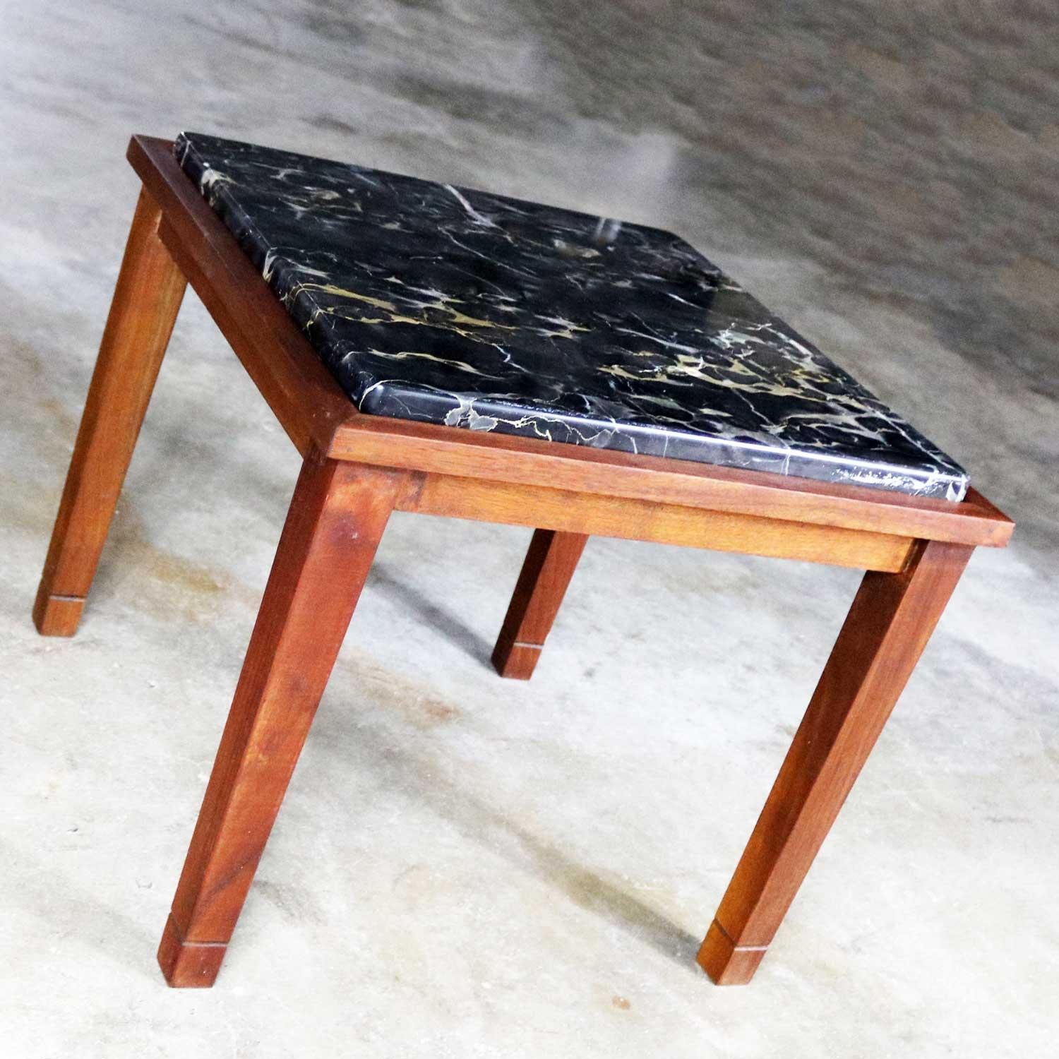 Table d'appoint ou d'extrémité carrée vintage en noyer et marbre noir de style mi-siècle moderne en vente 5