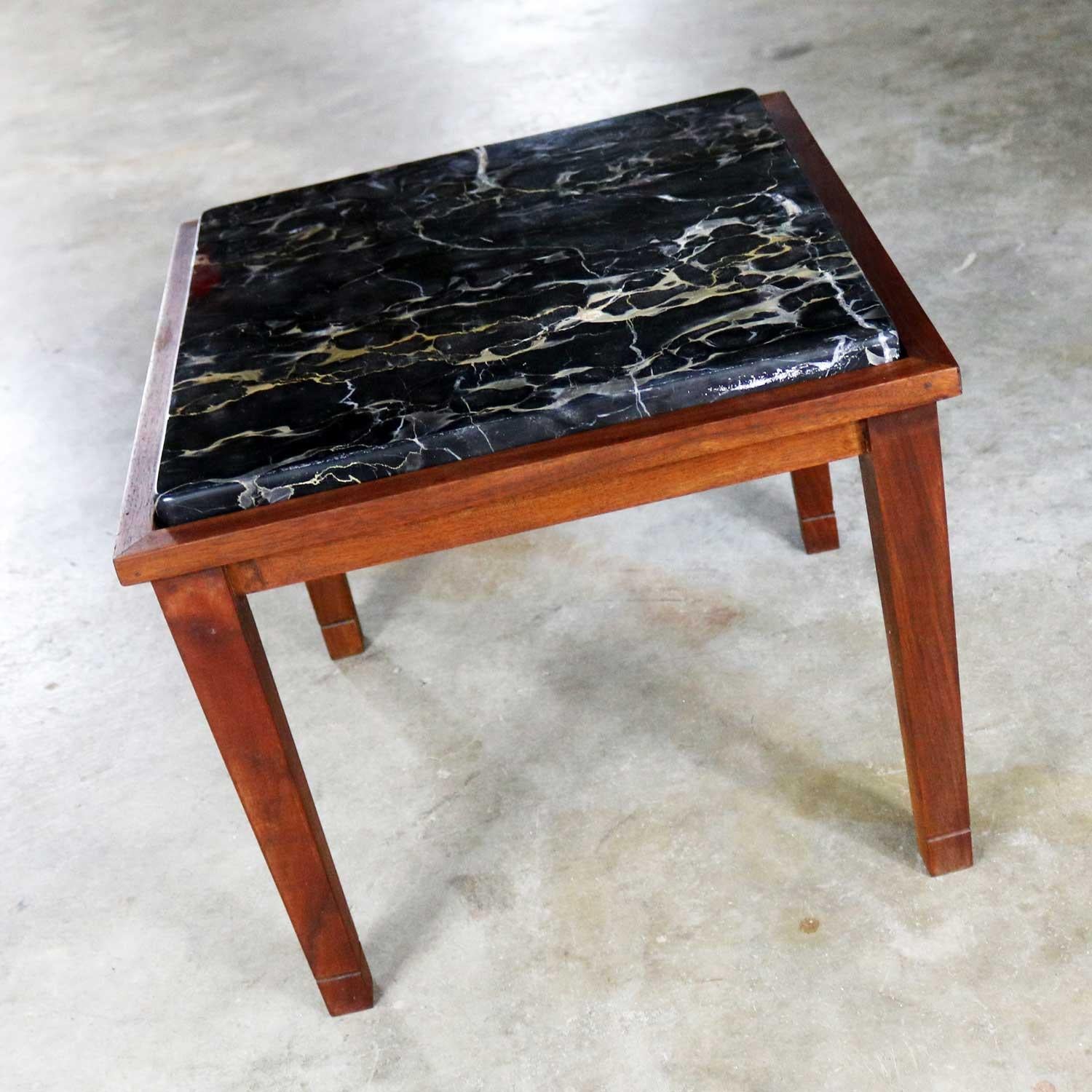 Jolie table d'appoint carrée vintage en noyer avec un superbe plateau en marbre noir. Bel état, en gardant à l'esprit qu'il s'agit d'un produit vintage et non neuf, qui présente donc des signes d'utilisation et d'usure. Cette table est dans un état