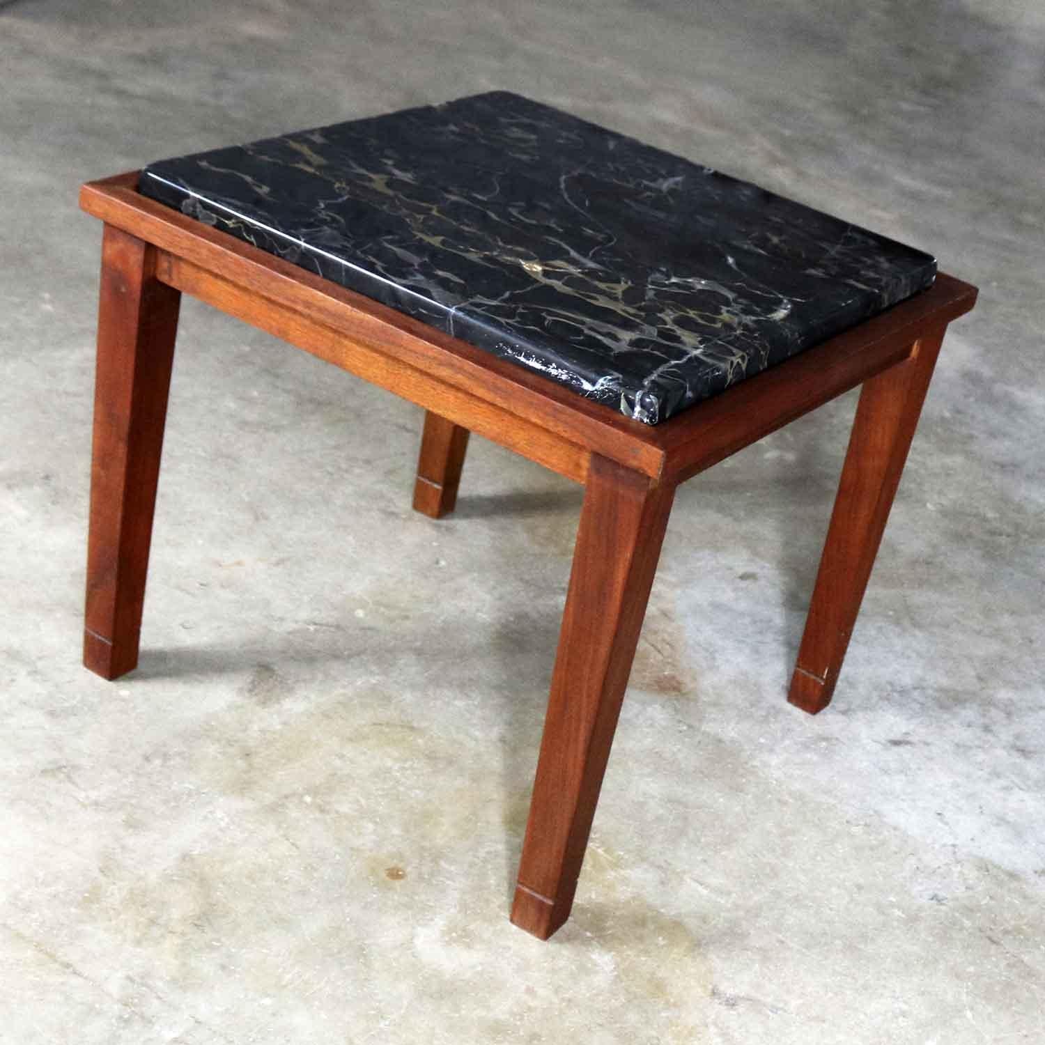 Mid-Century Modern Table d'appoint ou d'extrémité carrée vintage en noyer et marbre noir de style mi-siècle moderne en vente