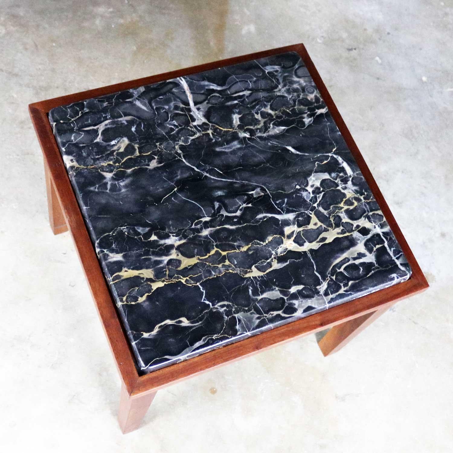 Table d'appoint ou d'extrémité carrée vintage en noyer et marbre noir de style mi-siècle moderne Bon état - En vente à Topeka, KS