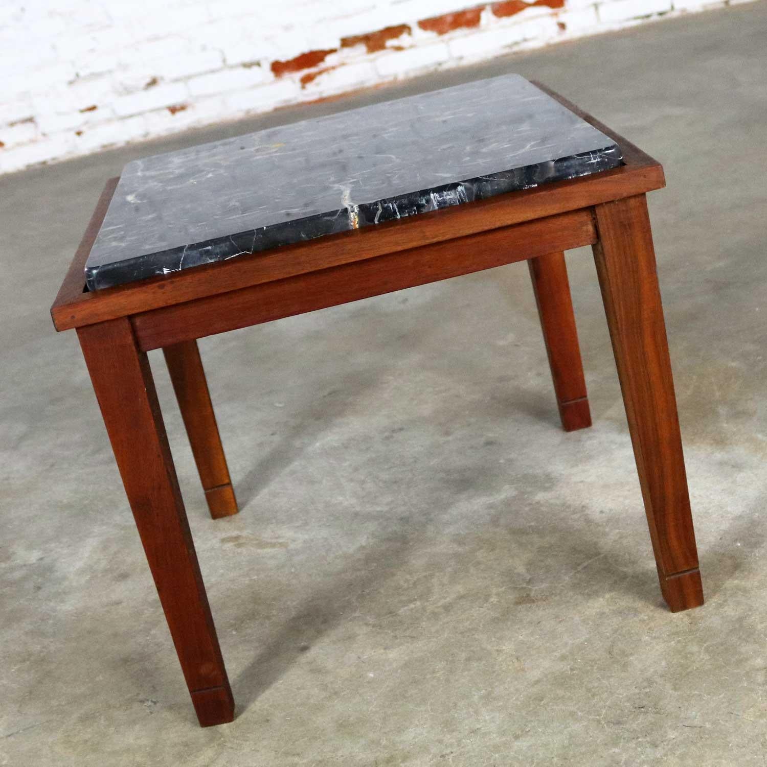 20ième siècle Table d'appoint ou d'extrémité carrée vintage en noyer et marbre noir de style mi-siècle moderne en vente