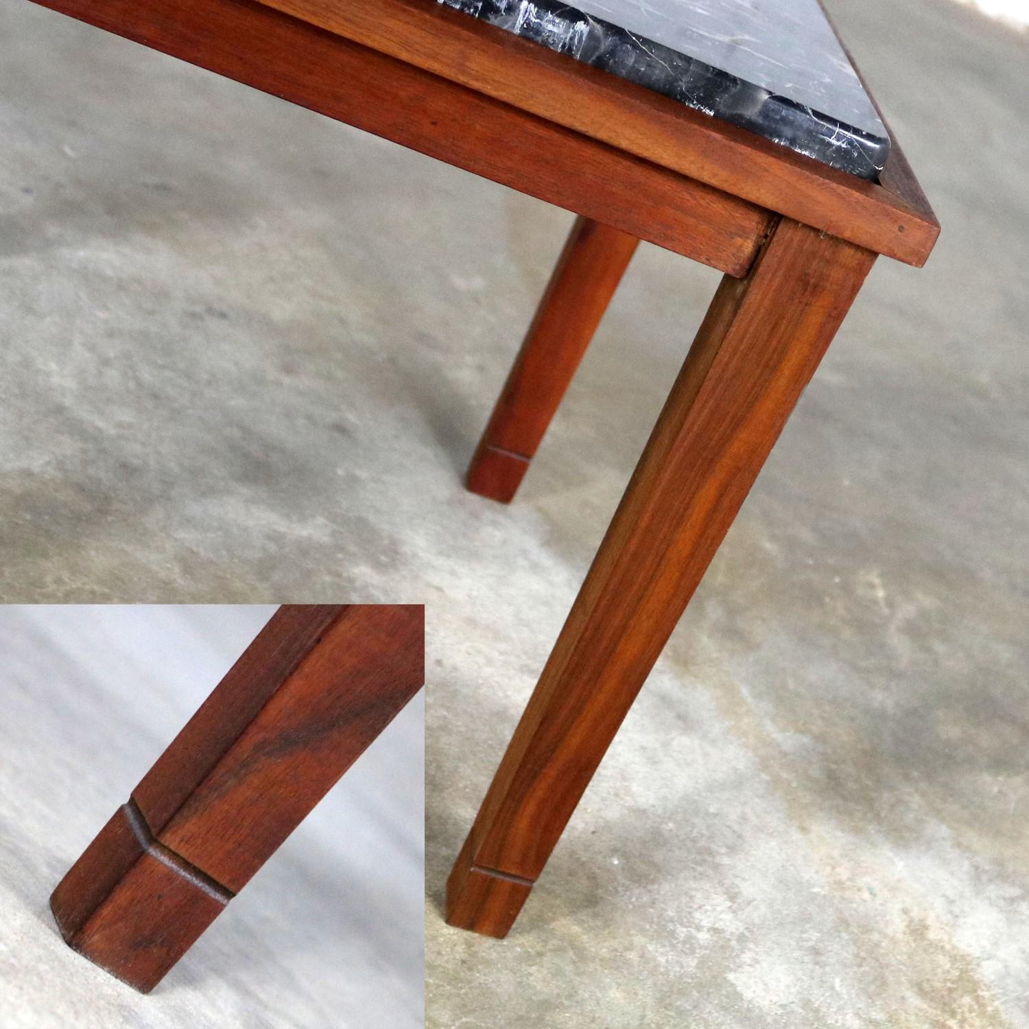 Noyer Table d'appoint ou d'extrémité carrée vintage en noyer et marbre noir de style mi-siècle moderne en vente
