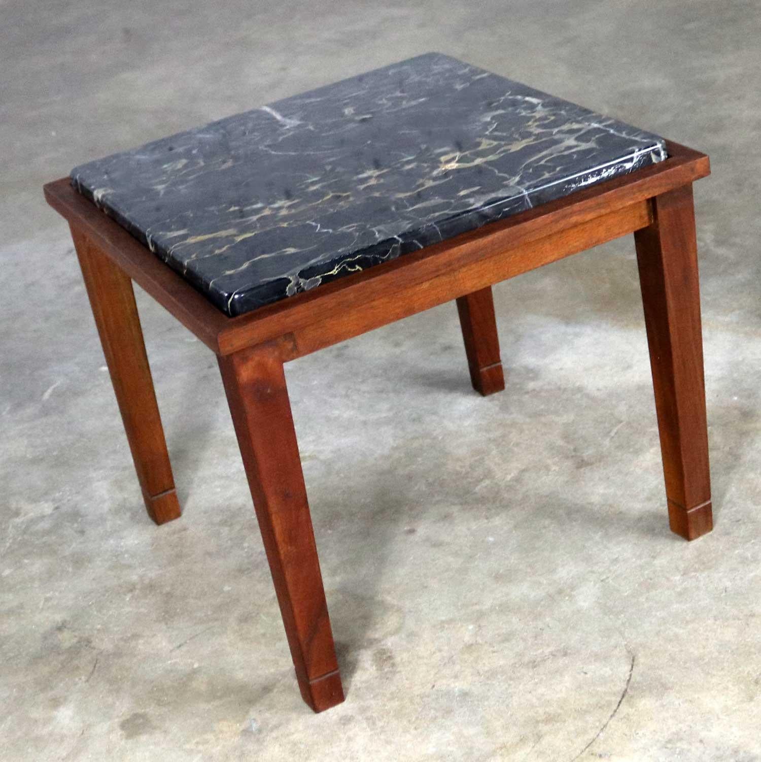 Table d'appoint ou d'extrémité carrée vintage en noyer et marbre noir de style mi-siècle moderne en vente 2
