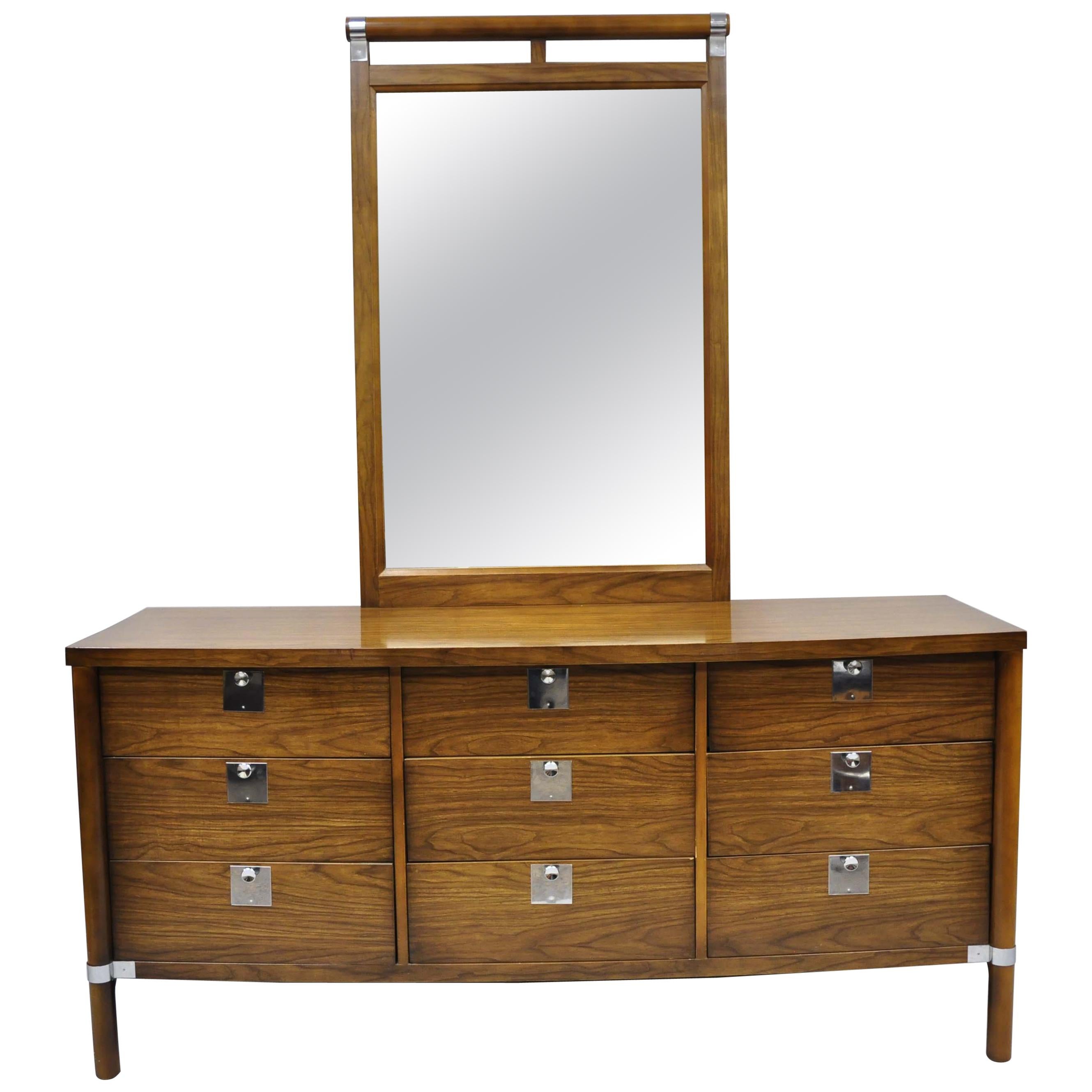 Crédence vintage moderne du milieu du siècle dernier en noyer et chrome à 9 tiroirs avec miroir en vente