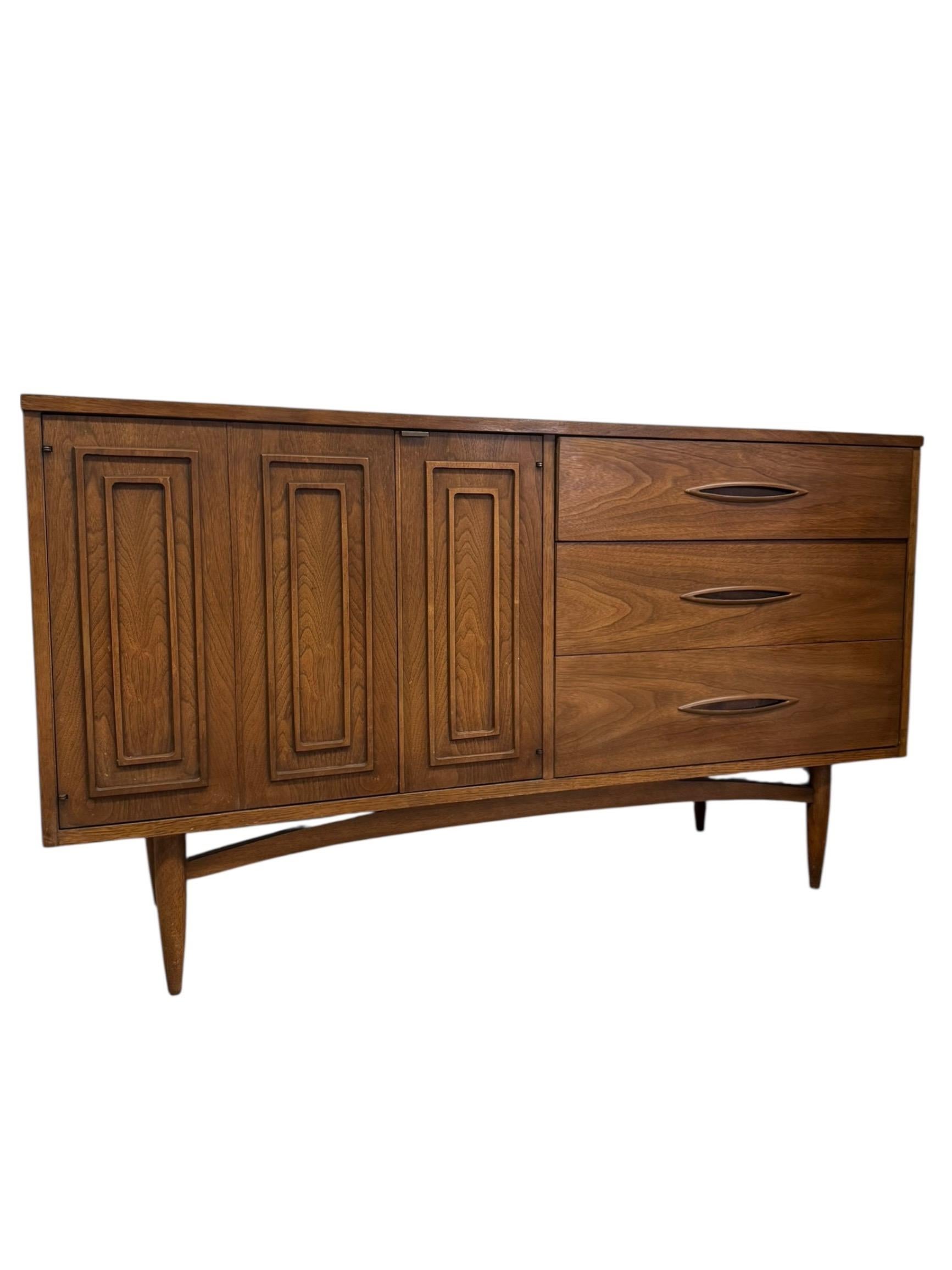 The Sculptra collection, introduced in 1957 as part of the Broyhill Premier line, was developed to reflect the shifting tastes of the 1950s toward sophisticated, modern styling with a Danish-influenced aesthetic.
The collection including this