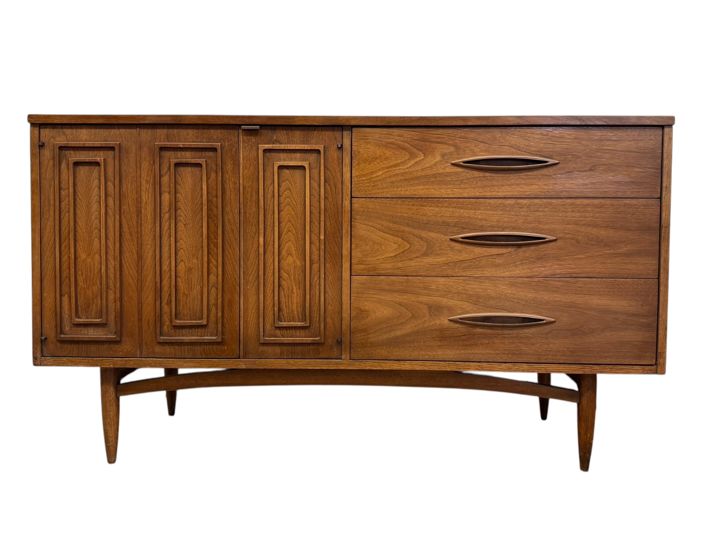 Vintage Mid Century modern Walnut and Pecan credenza by Broyhill circa 1957. In Good Condition For Sale In Seattle, WA