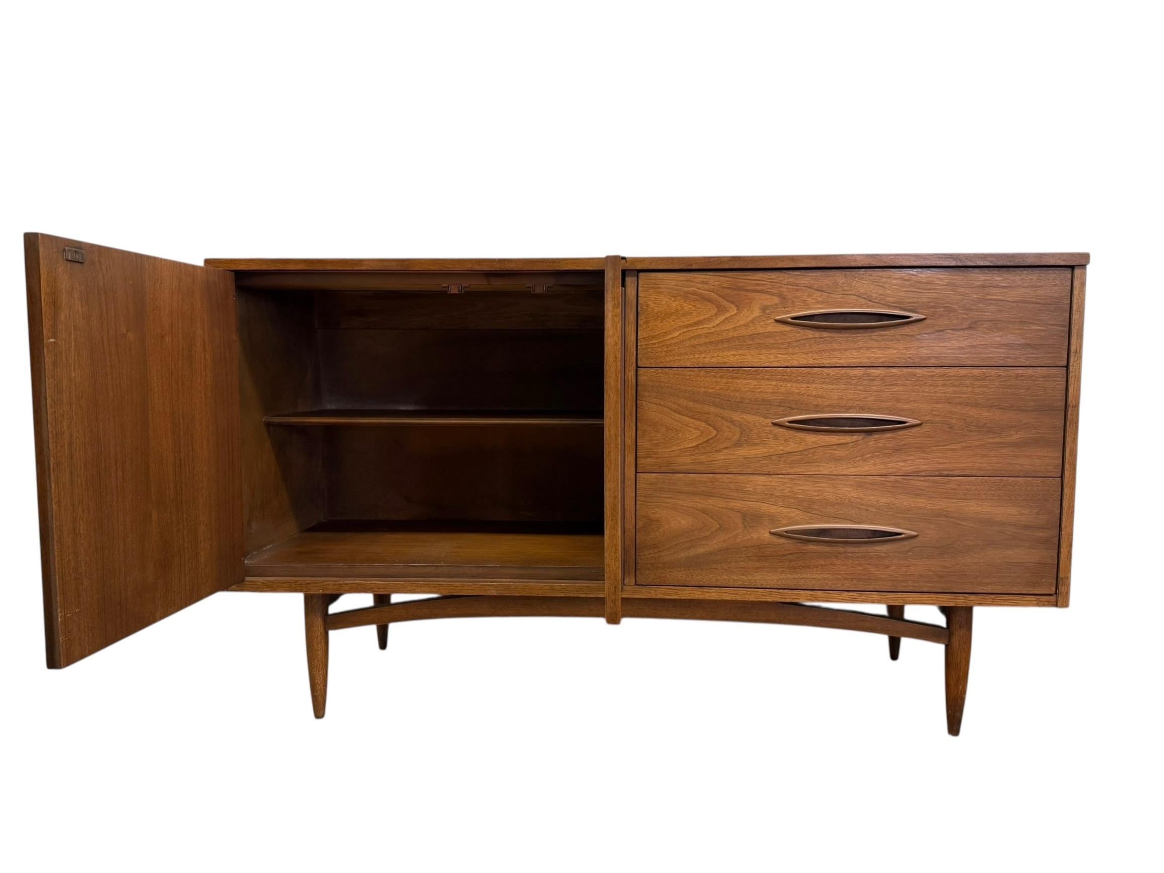 Mid-20th Century Vintage Mid Century modern Walnut and Pecan credenza by Broyhill circa 1957. For Sale
