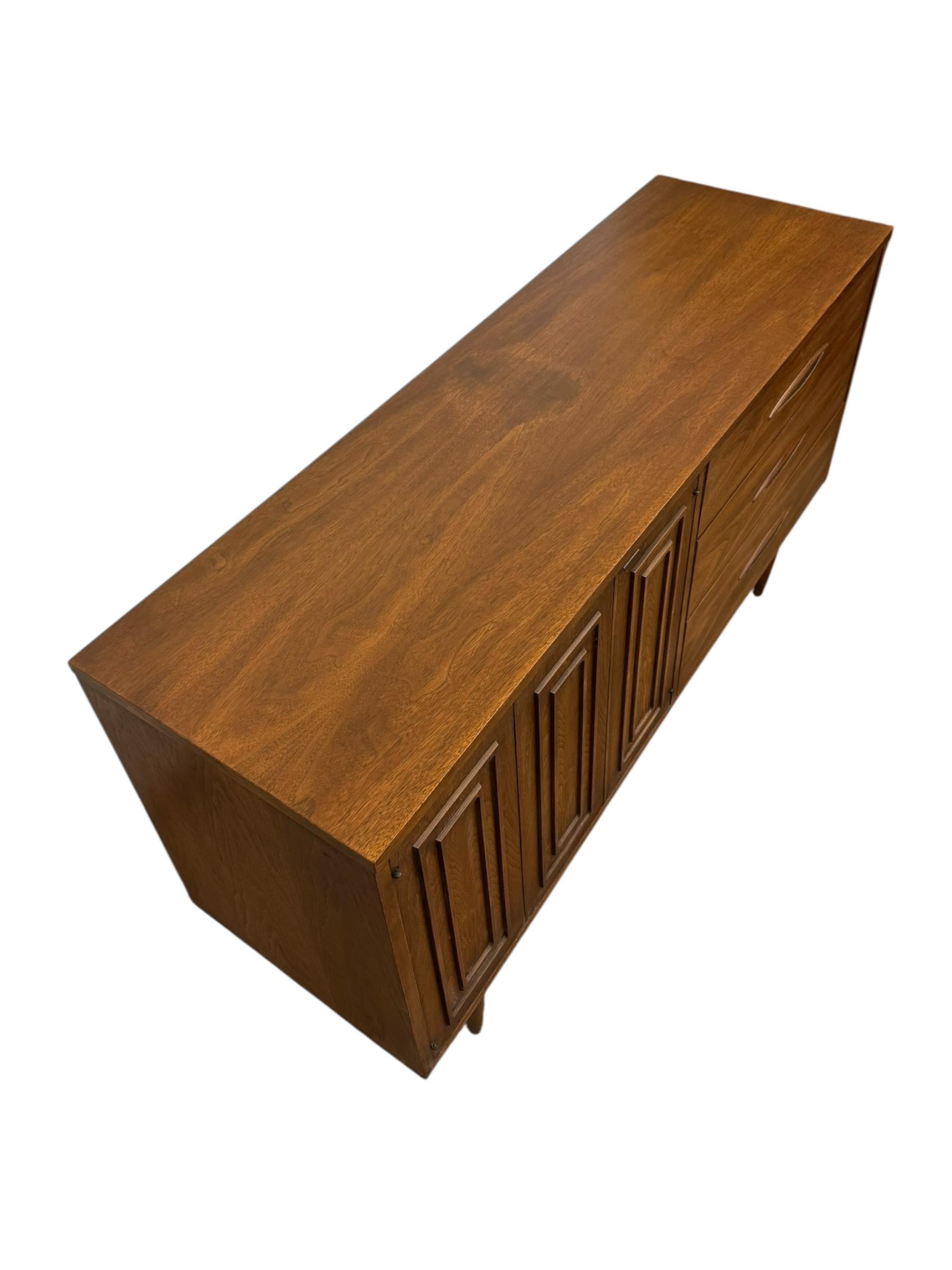 Vintage Mid Century modern Walnut and Pecan credenza by Broyhill circa 1957. For Sale 1