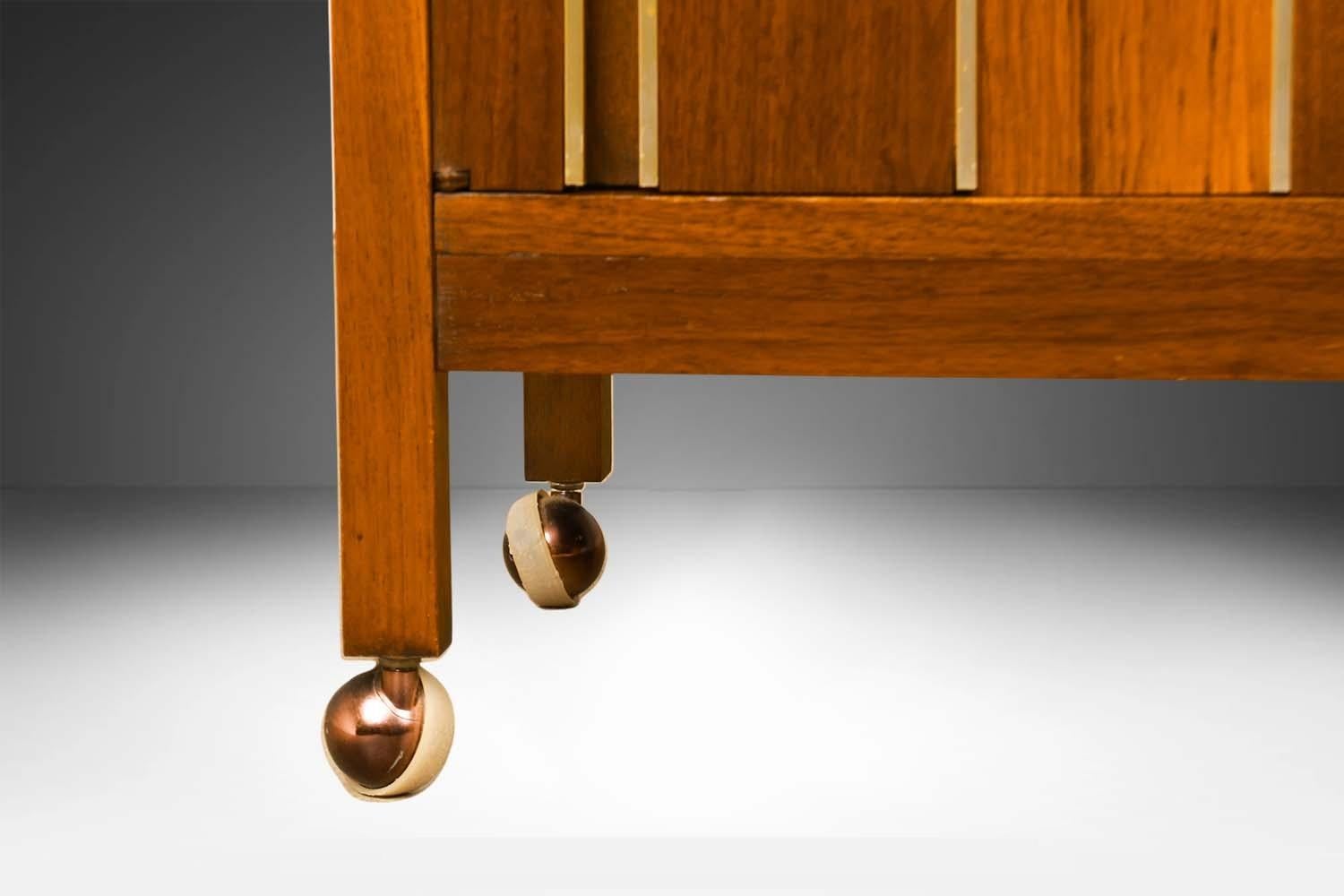 Vintage Mid Century Modern Walnut Bar Serving Cart For Sale 2
