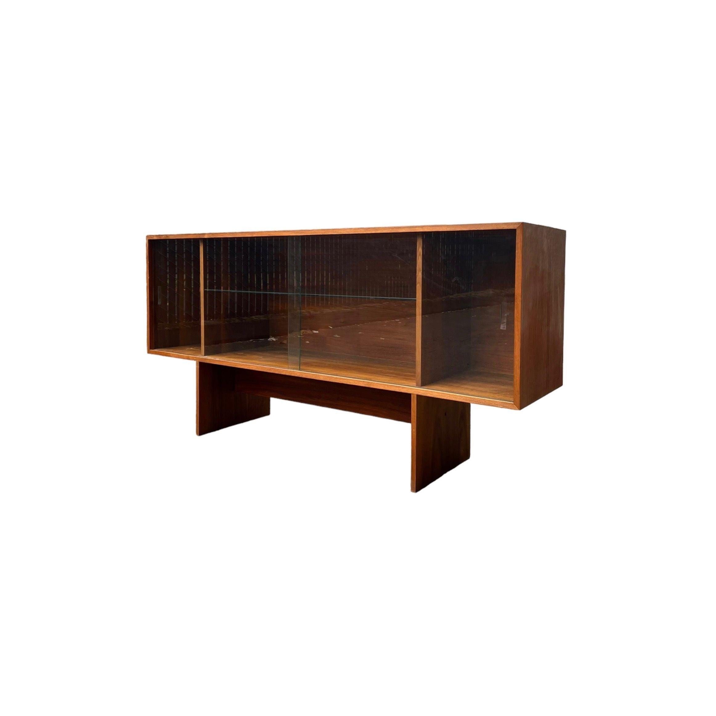 Vintage Mid Century Modern Walnut Wood Book Shelf Display Cabinet Scaffale regolabile

Dimensioni. 66 L; 15 1/2 P; 32 H.
Interno ( destra ). 12 L; 14 P; 18 1/2 H.
Interno (centro). 39 L; 14 P; 18 1/2 H.
Interno ( Sinistra ). 12 L; 14 P; 18 1/2 H.