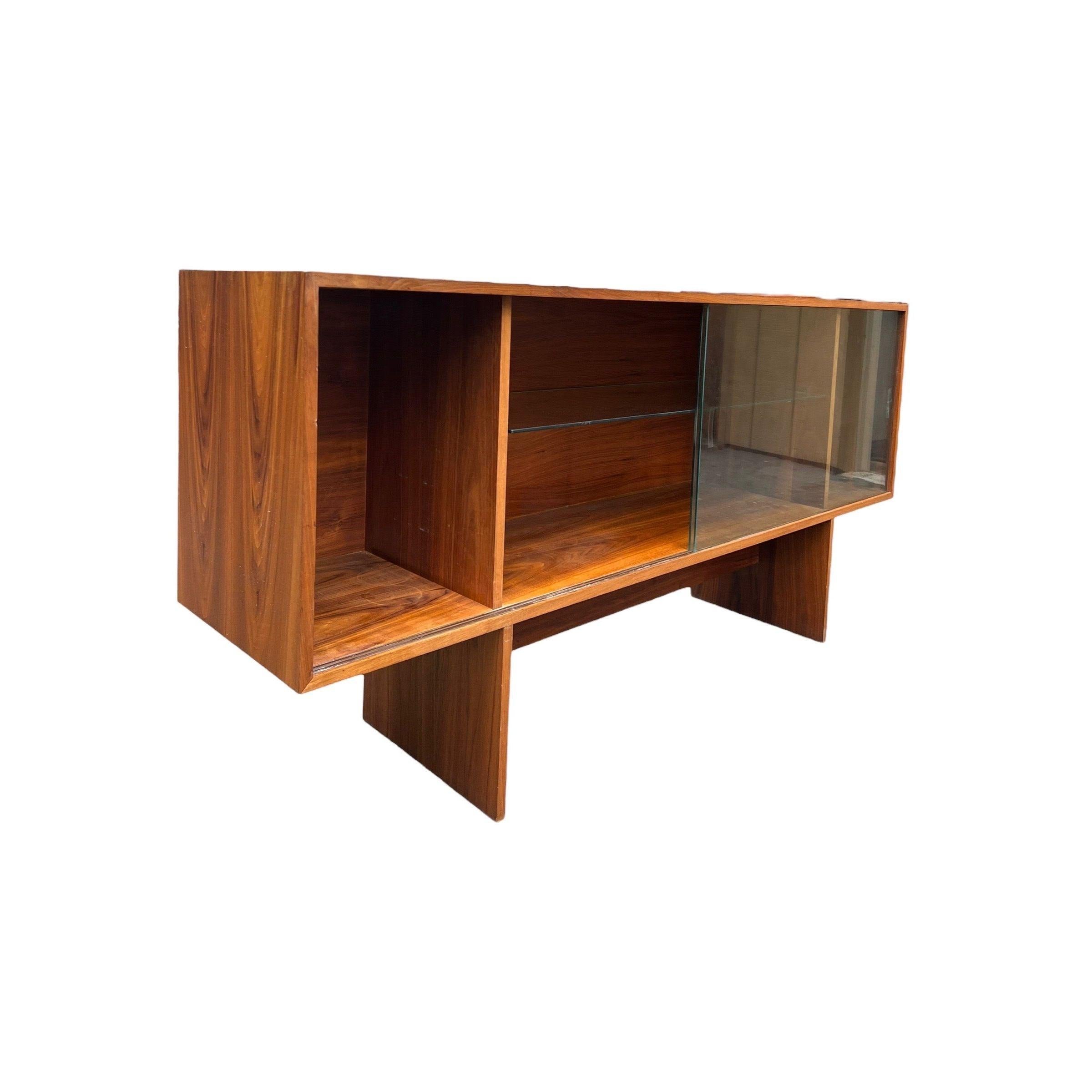 Mid-Century moderno Vintage Mid Century Modern Walnut Book Shelf Display Cabinet Scaffale regolabile in vendita