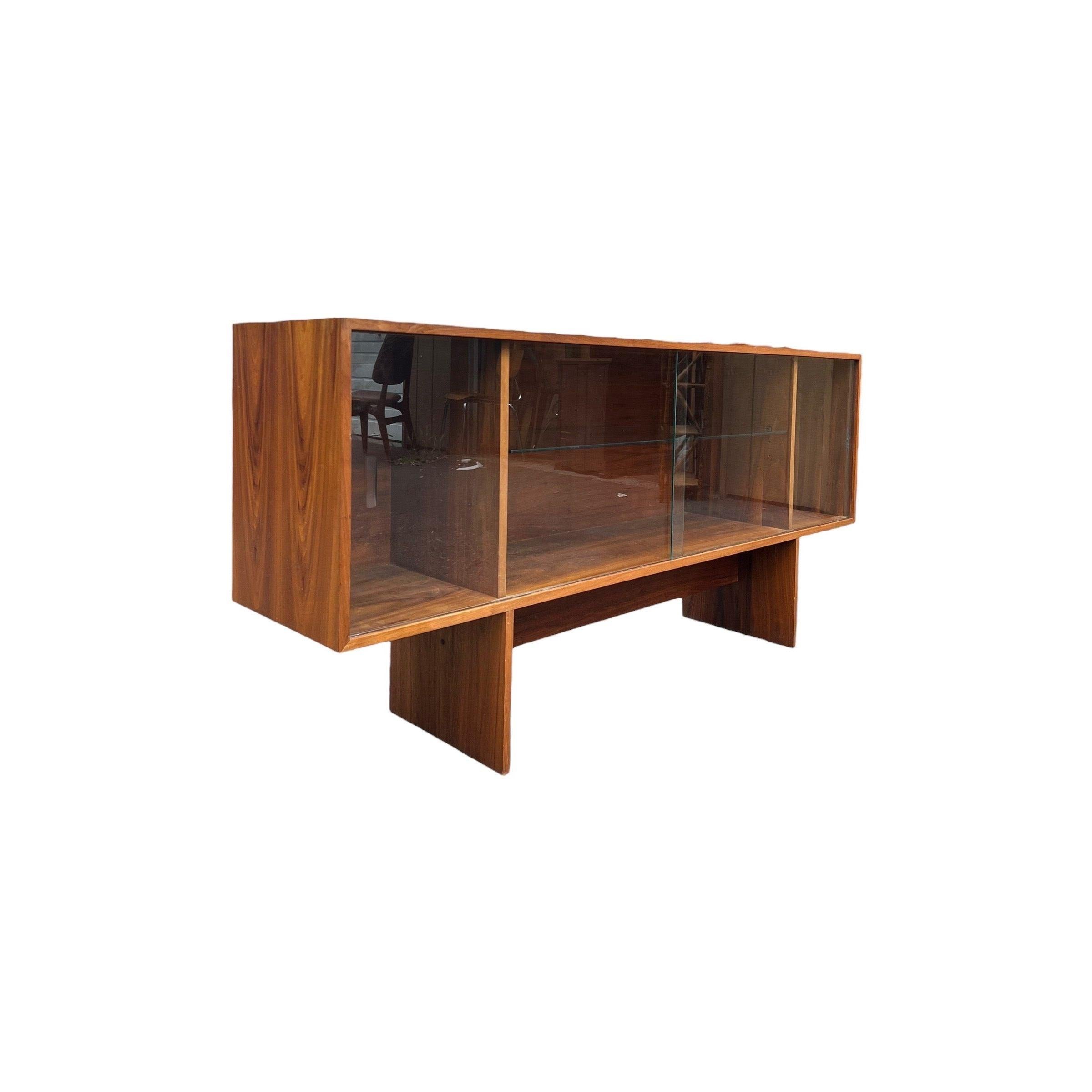 Vintage Mid Century Modern Walnut Book Shelf Display Cabinet Scaffale regolabile In condizioni buone in vendita a Seattle, WA