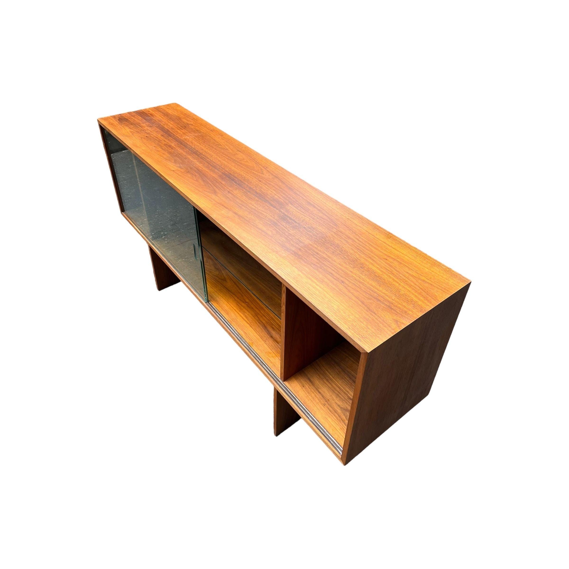 Fine XX secolo Vintage Mid Century Modern Walnut Book Shelf Display Cabinet Scaffale regolabile in vendita
