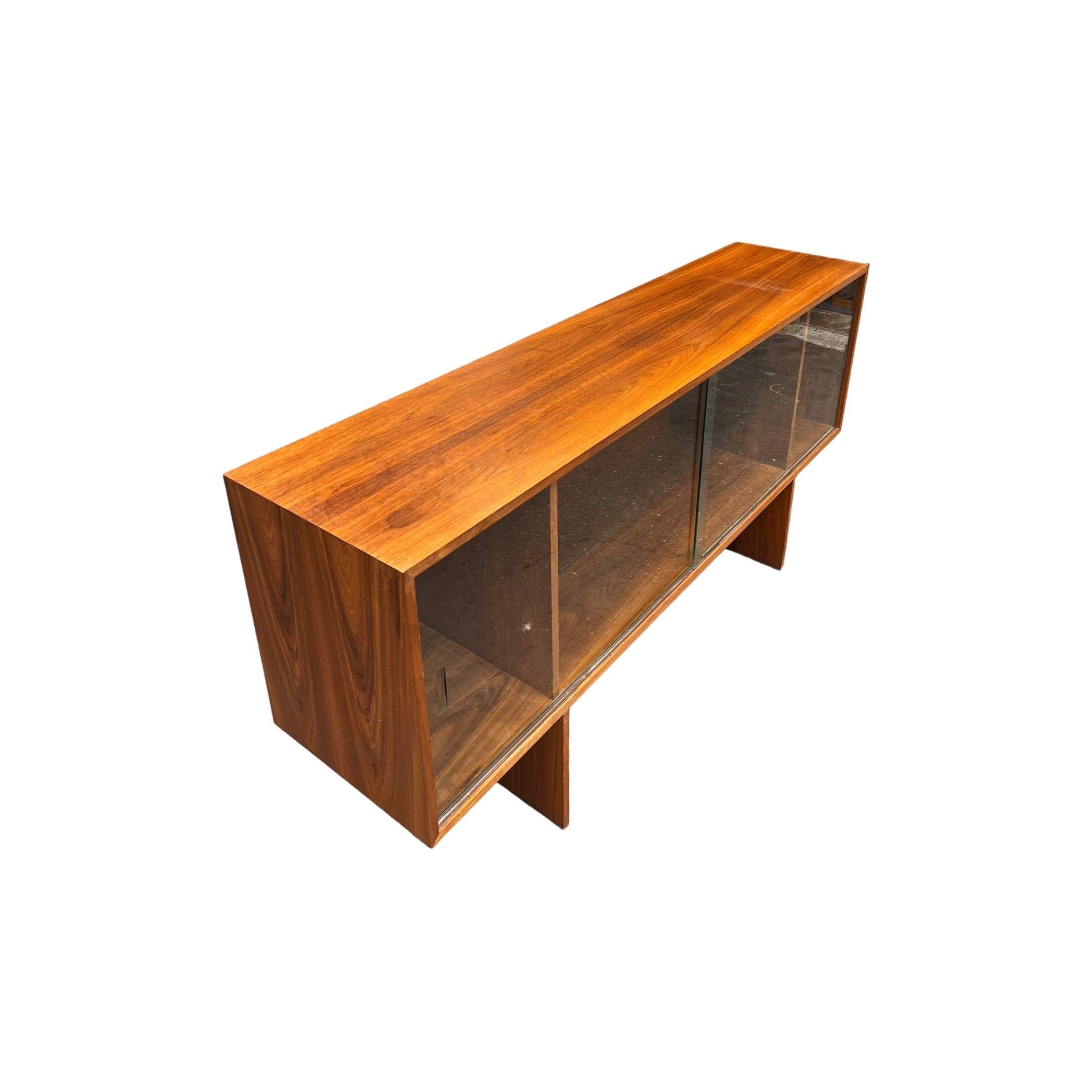 Noce Vintage Mid Century Modern Walnut Book Shelf Display Cabinet Scaffale regolabile in vendita