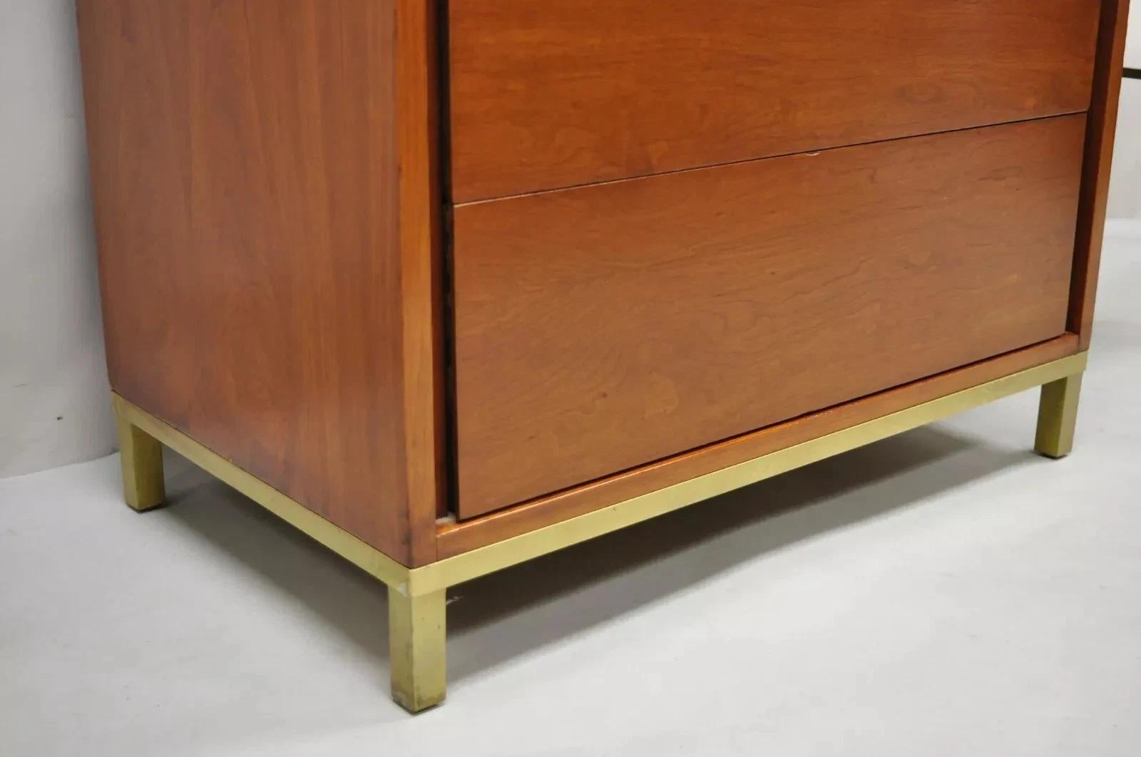 Vintage Mid Century Modern Nussbaum Messing Basis Modernist Kneehole Schreibtisch (Moderne der Mitte des Jahrhunderts) im Angebot