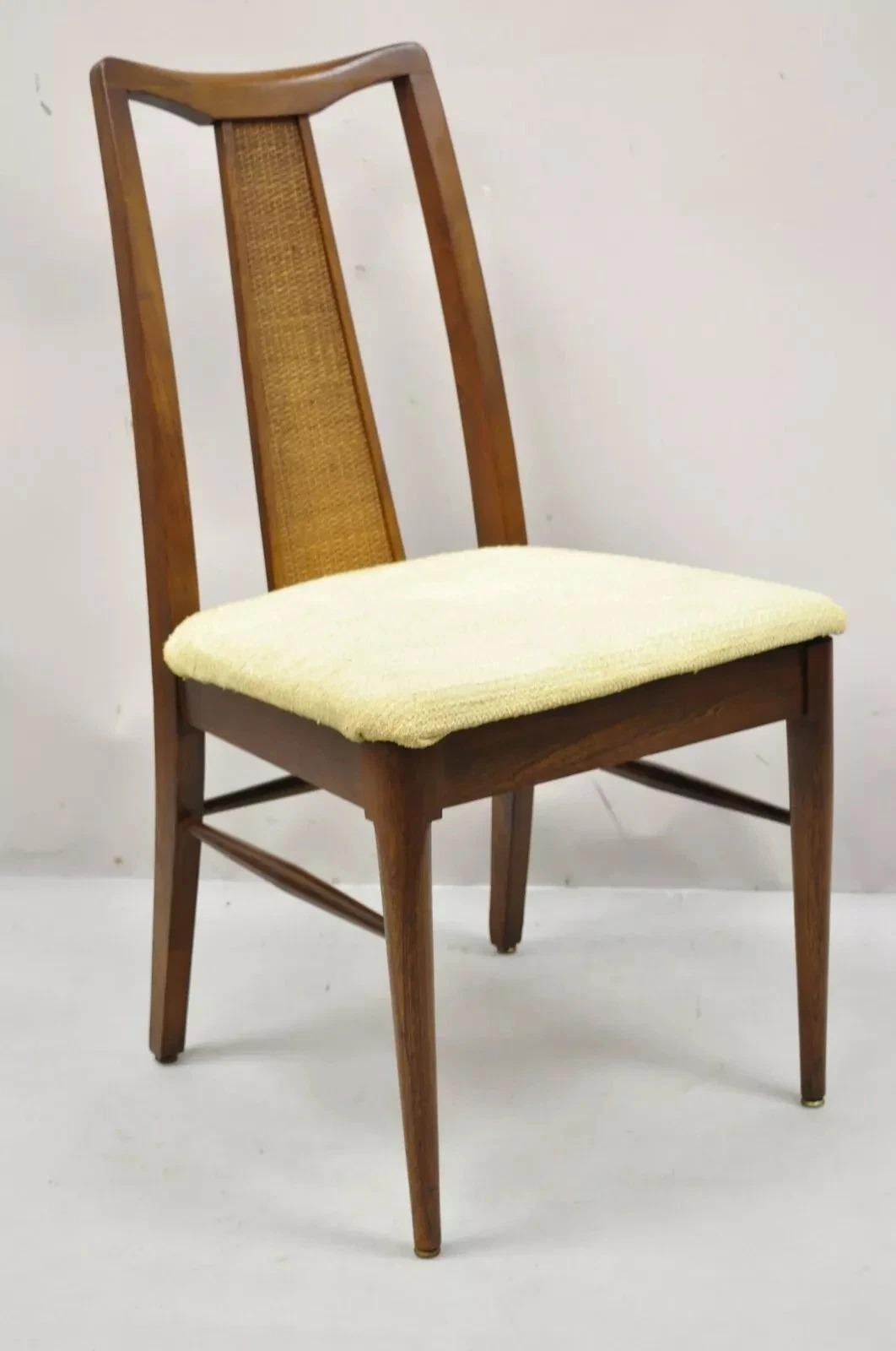Bitte teilen Sie uns Ihre Postleitzahl mit, um ein günstigeres Angebot für den Versand innerhalb der USA anzufordern.

Vintage Mid Century Modern Walnuss und Cane Back Dining Side Chairs - Set von 4. CIRCA Mitte des 20. Abmessungen: 37,5
