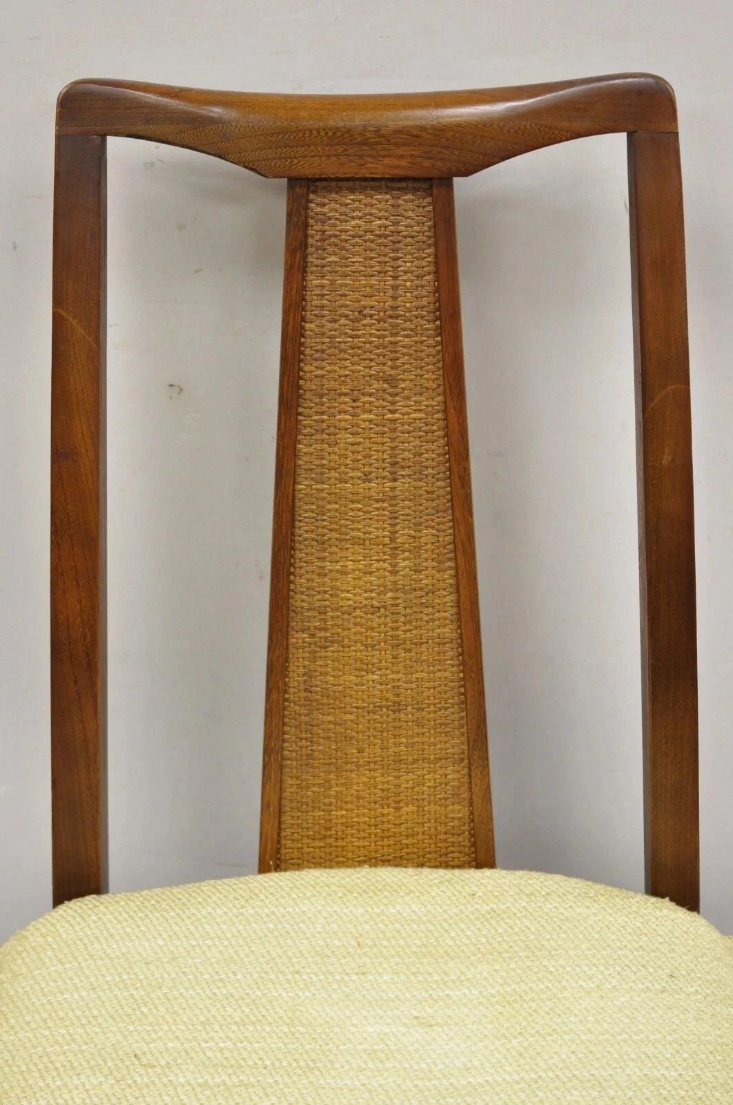 Vintage Mid Century Modern Nussbaum Rohrrücken Esszimmer Stühle - Satz von 4 (Unbekannt) im Angebot