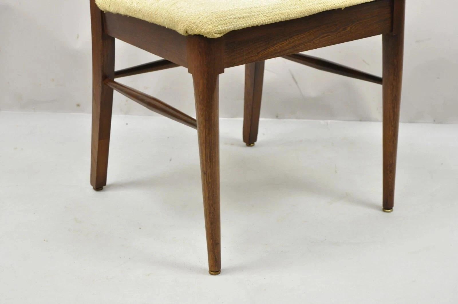 Vintage Mid Century Modern Nussbaum Rohrrücken Esszimmer Stühle - Satz von 4 im Zustand „Gut“ im Angebot in Philadelphia, PA