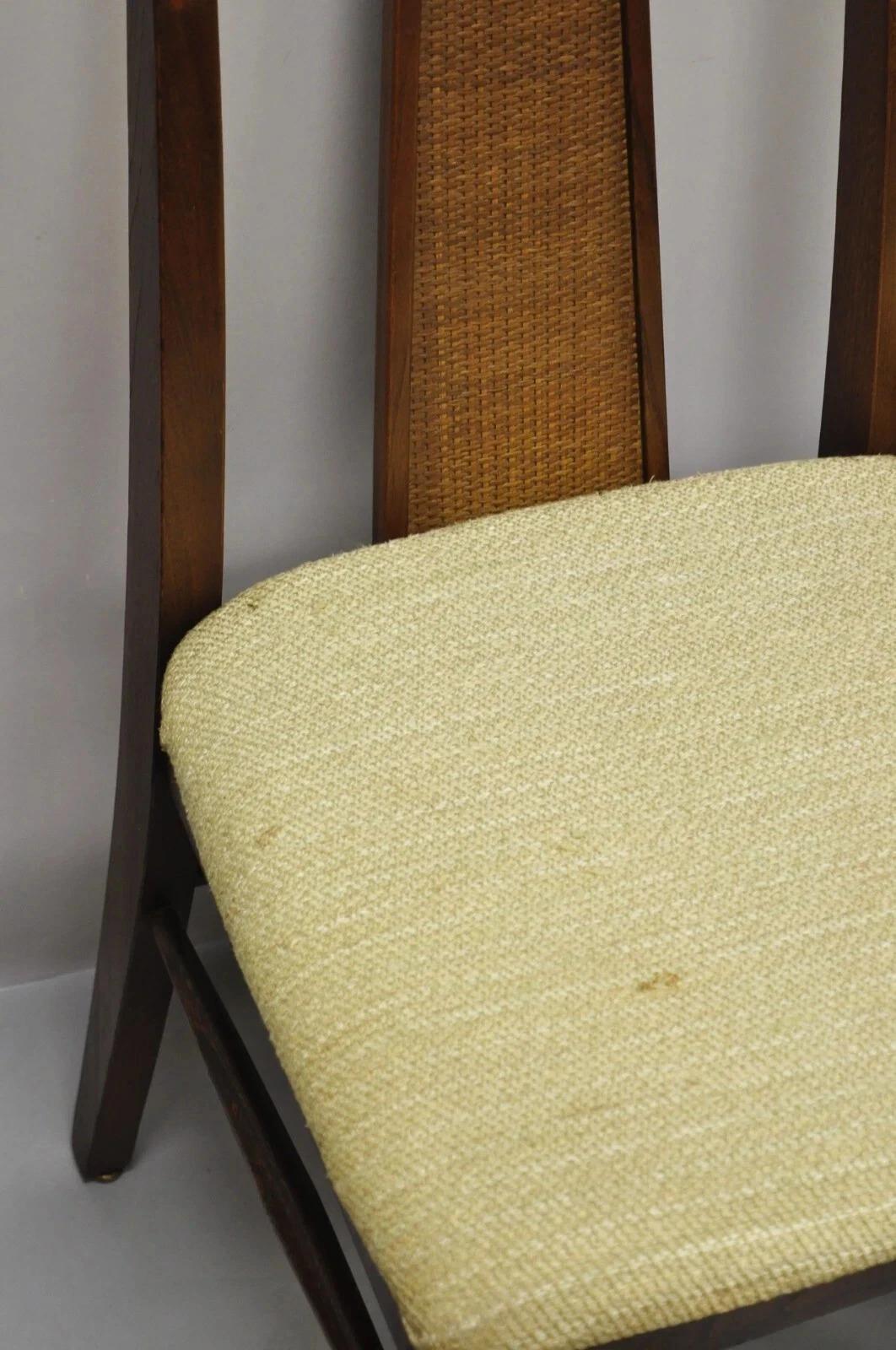 Vintage Mid Century Modern Nussbaum Rohrrücken Esszimmer Stühle - Satz von 4 (20. Jahrhundert) im Angebot