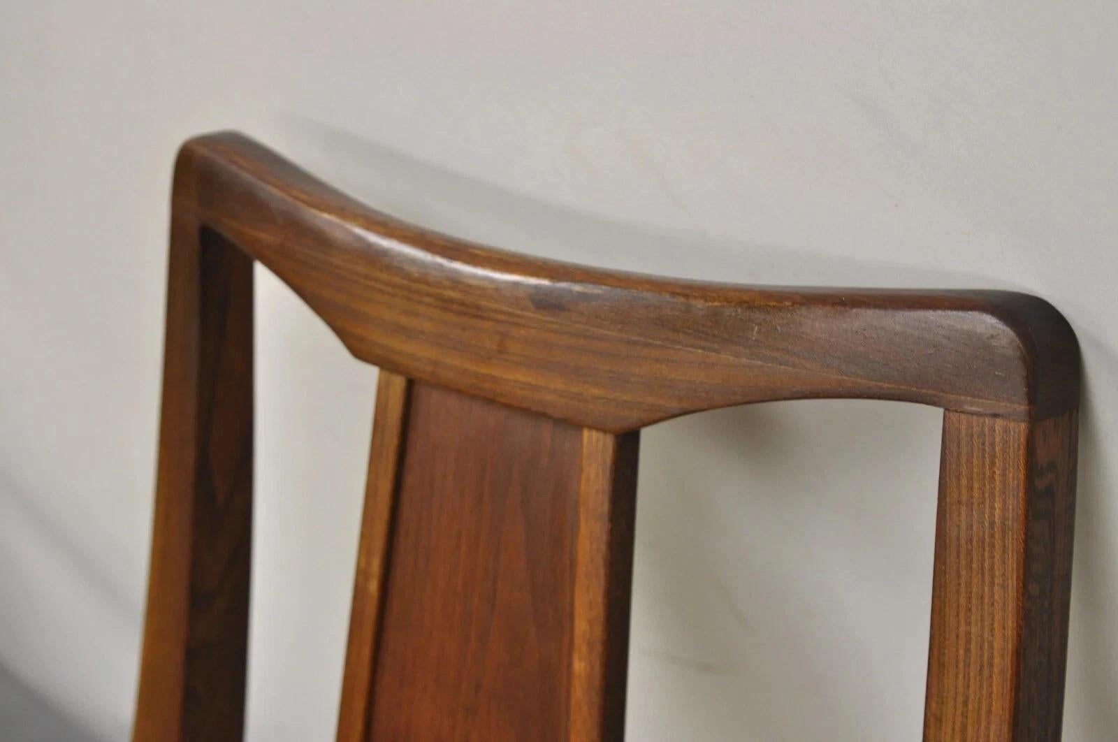Vintage Mid Century Modern Nussbaum Rohrrücken Esszimmer Stühle - Satz von 4 im Angebot 1