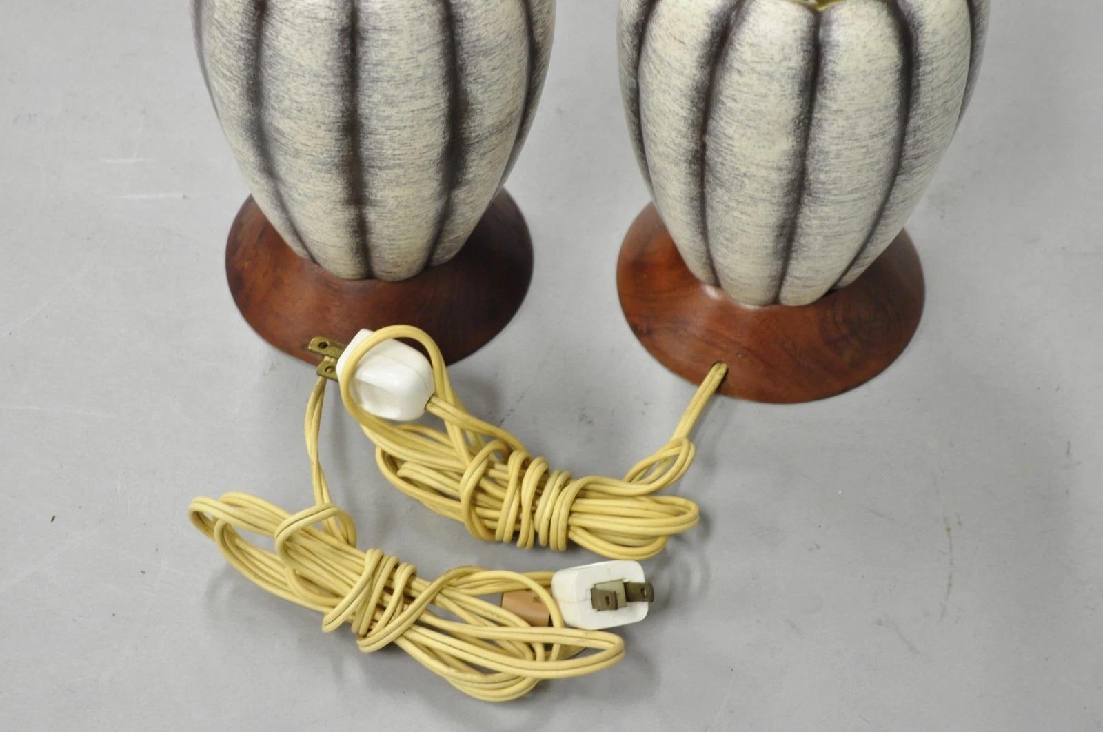 Pequeñas lámparas de sobremesa escultóricas vintage de nogal y cerámica modernas de mediados de siglo - Pareja en venta 3