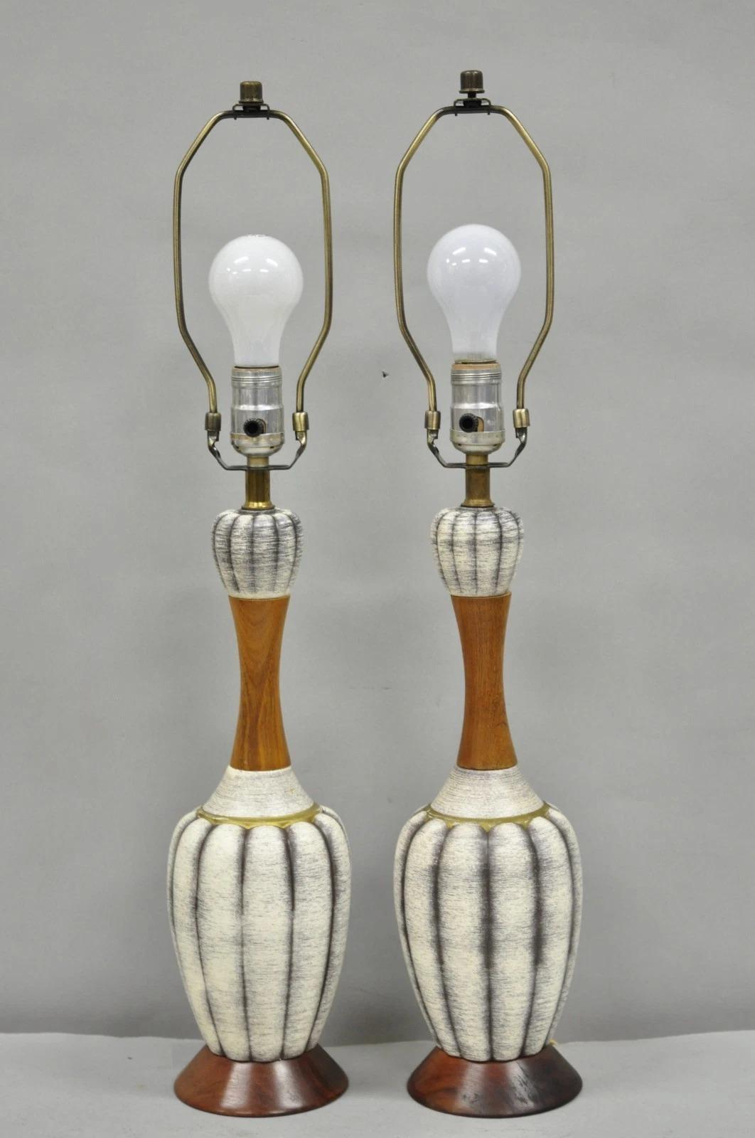 Pequeñas lámparas de sobremesa escultóricas vintage de nogal y cerámica modernas de mediados de siglo - Pareja en venta 4