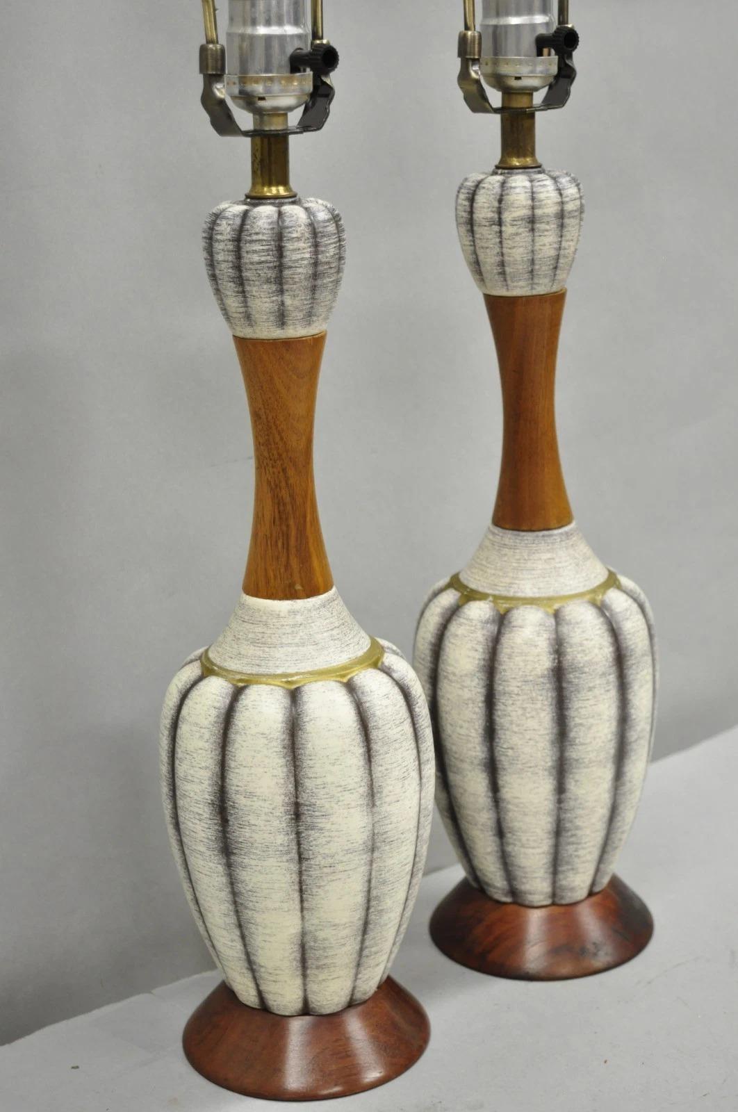 Pequeñas lámparas de sobremesa escultóricas vintage de nogal y cerámica modernas de mediados de siglo - Pareja en venta 5