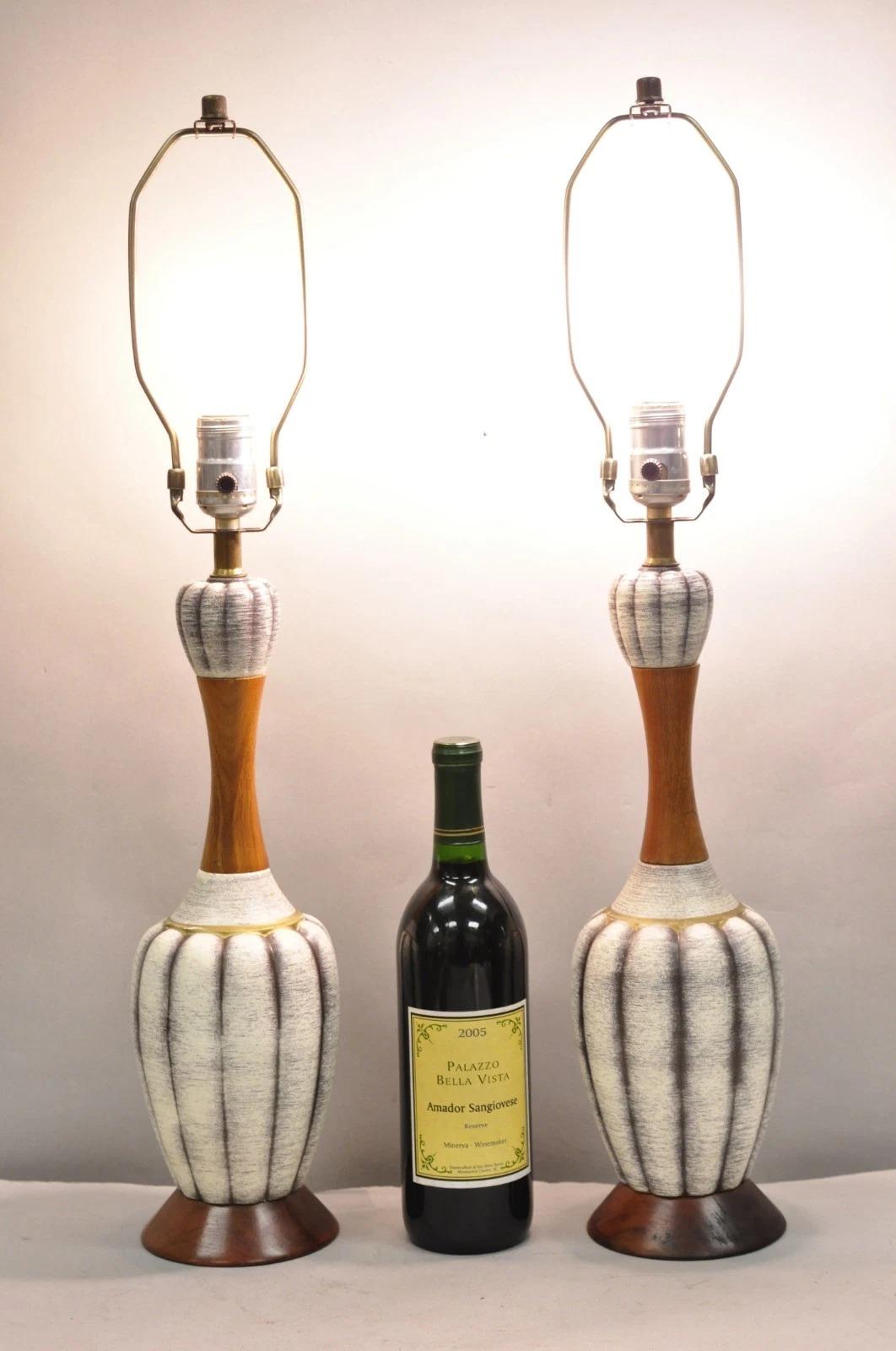 Pequeñas lámparas de sobremesa escultóricas vintage de nogal y cerámica modernas de mediados de siglo - un par. Mediados del siglo XX. Medidas: 26